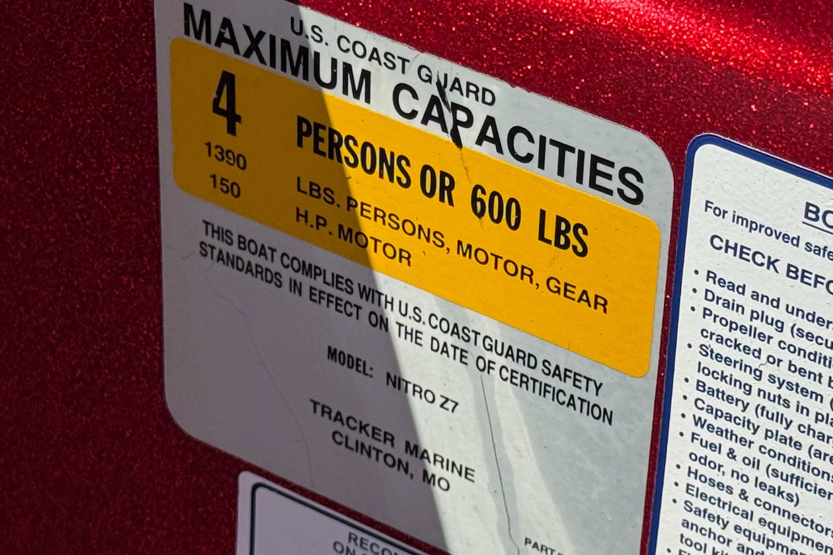 Boat capacity label for Nitro Z-7, 2012 model, showing maximum 4 persons or 600 lbs.