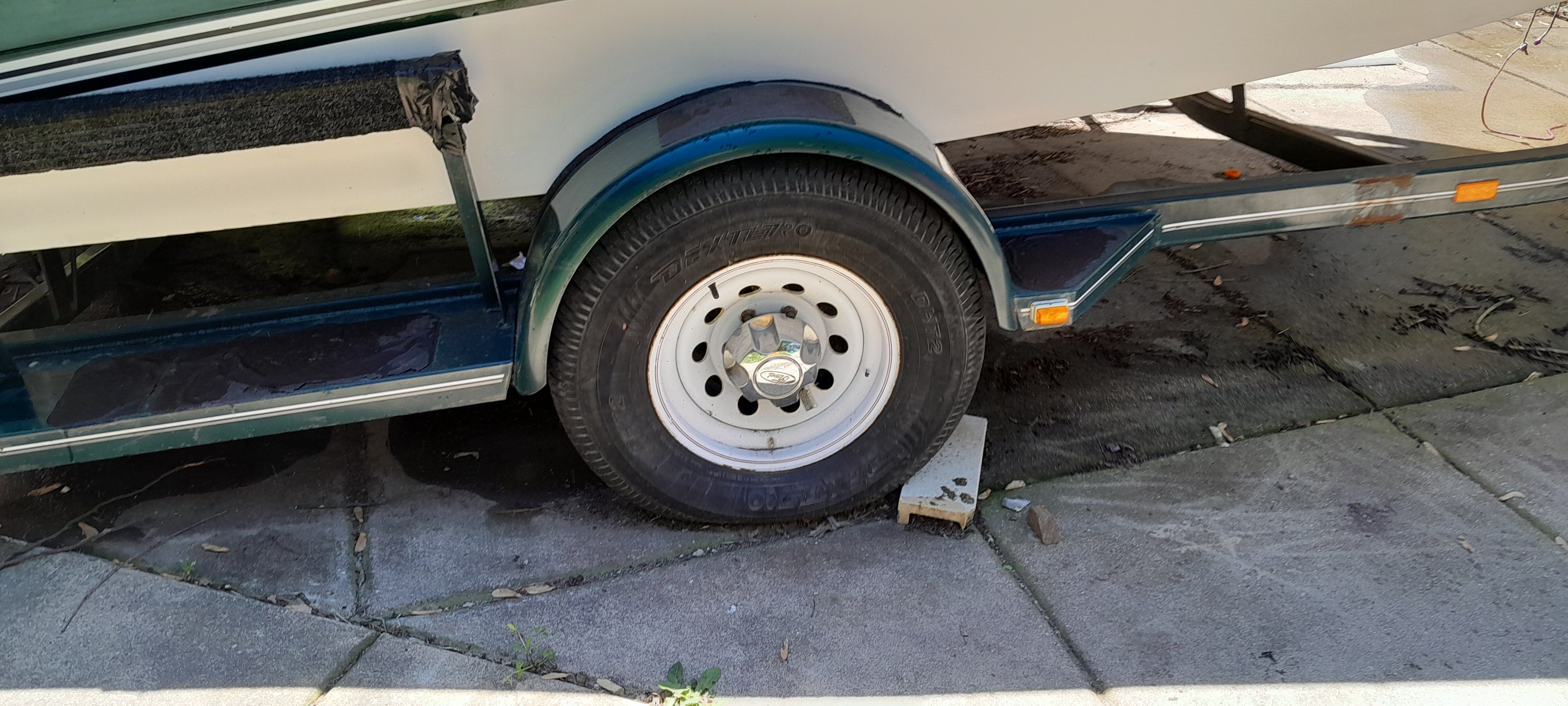 1995 Four Winns 205 Sundowner on trailer, close-up of tire.
