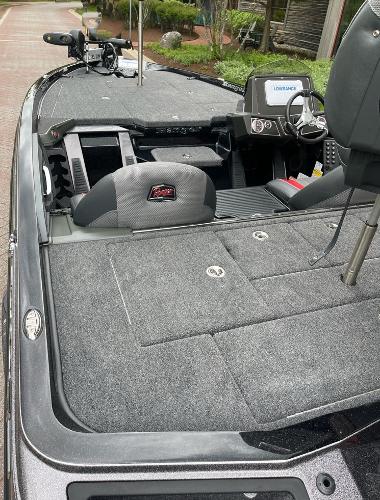 2025 Ranger Z518 boat interior with carpeted deck and modern controls.