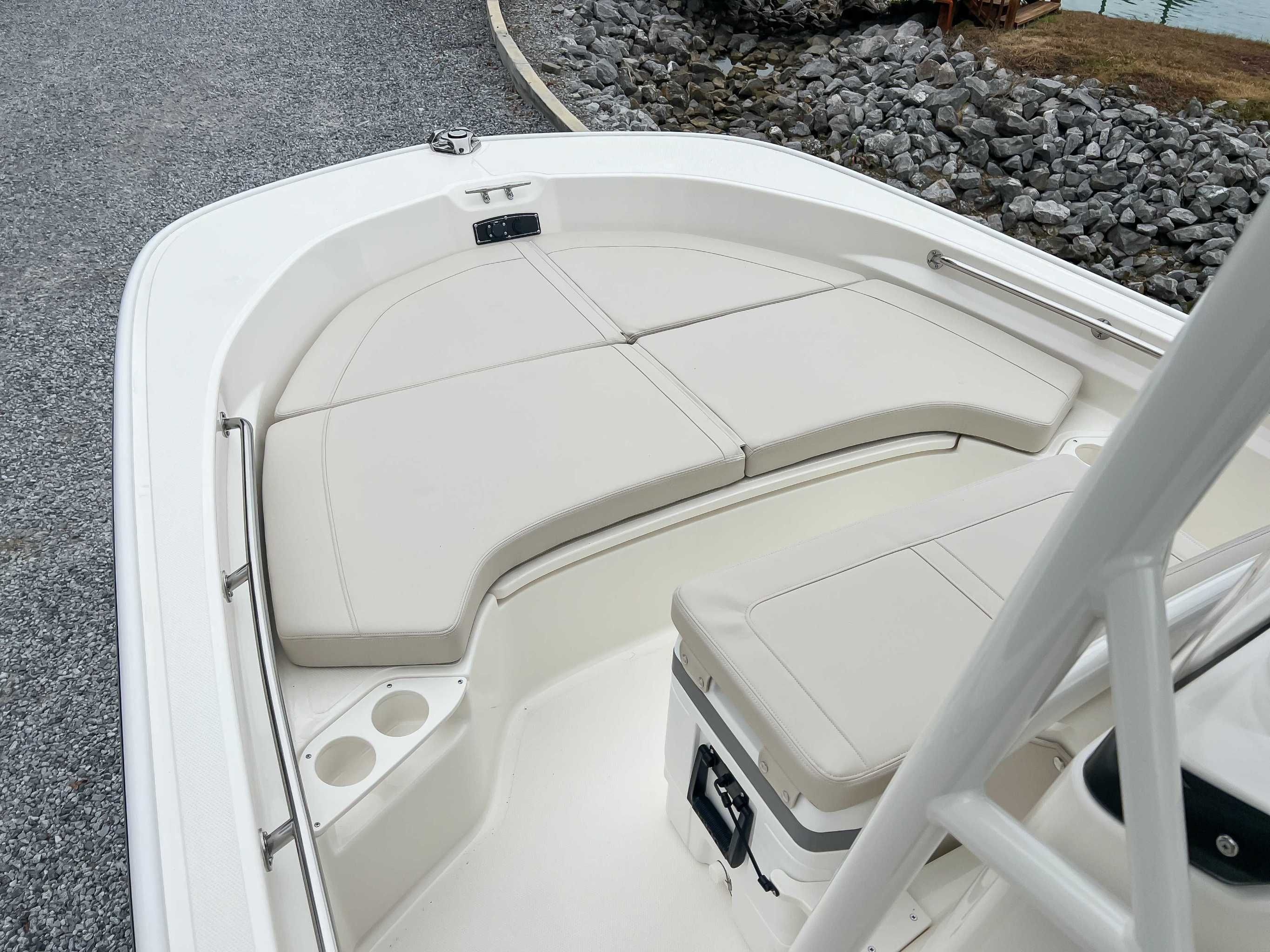 Boston Whaler 190 Montauk 2025, comfortable bow area with cushions.