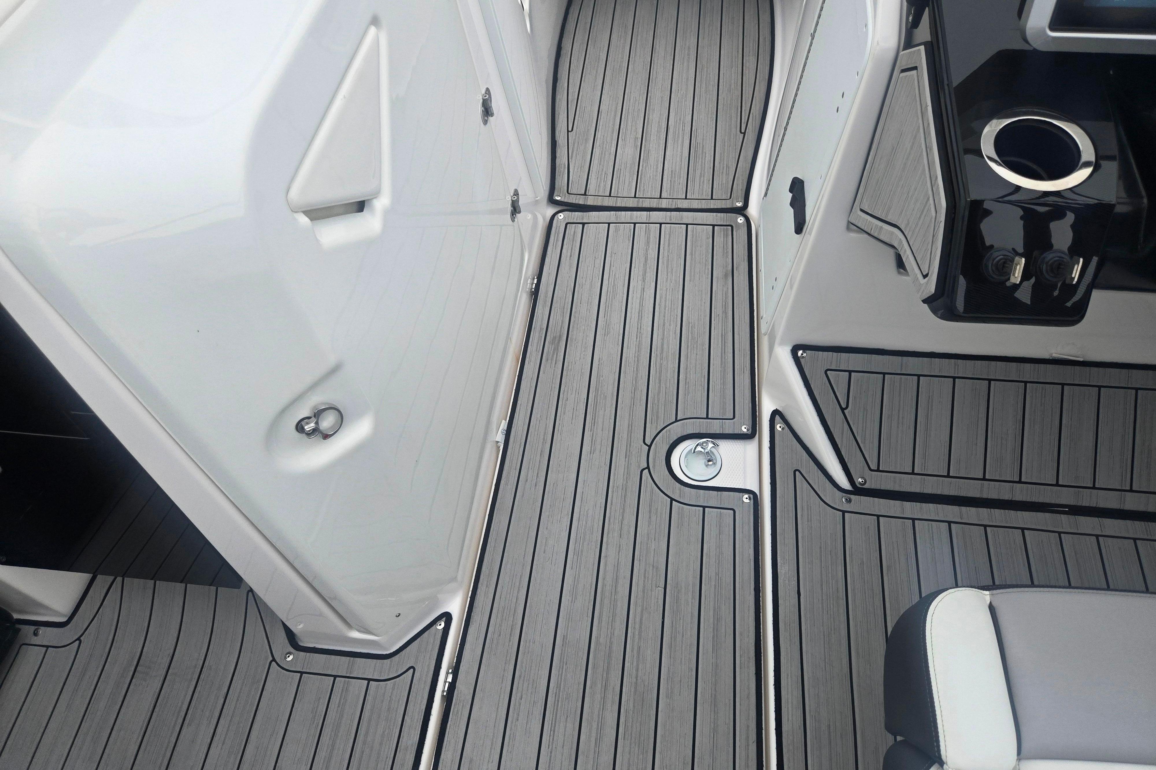 2023 Yamaha Boats 252S interior with sleek, modern flooring and seating.