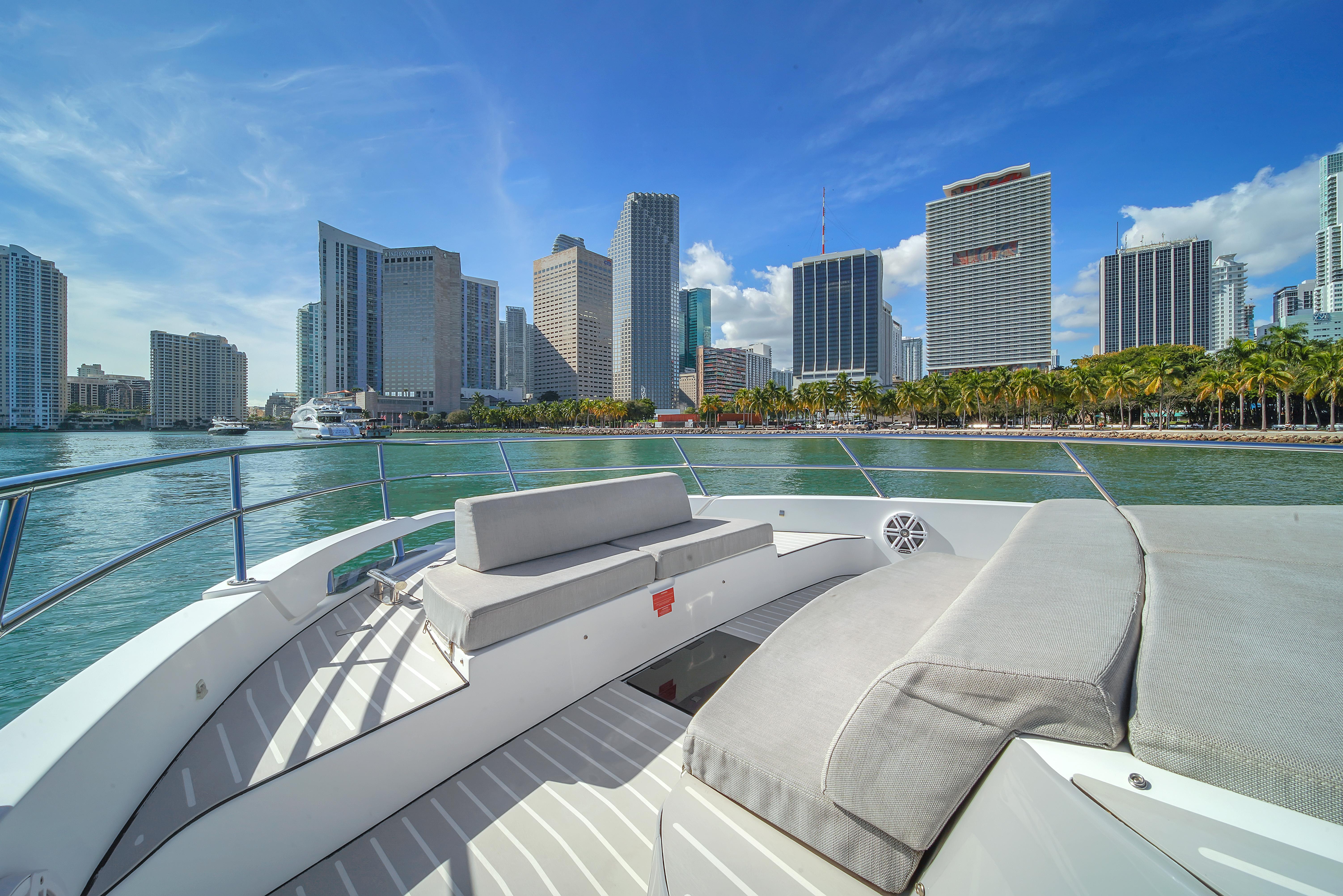 Azimut Verve 40 yacht with city skyline view, 2020 model.