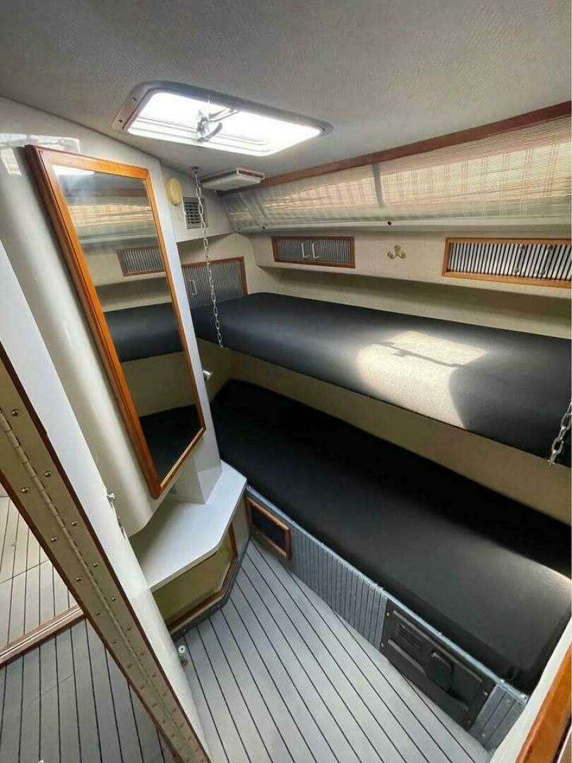 1989 Sea Ray 390 Express Cruiser - Image 8