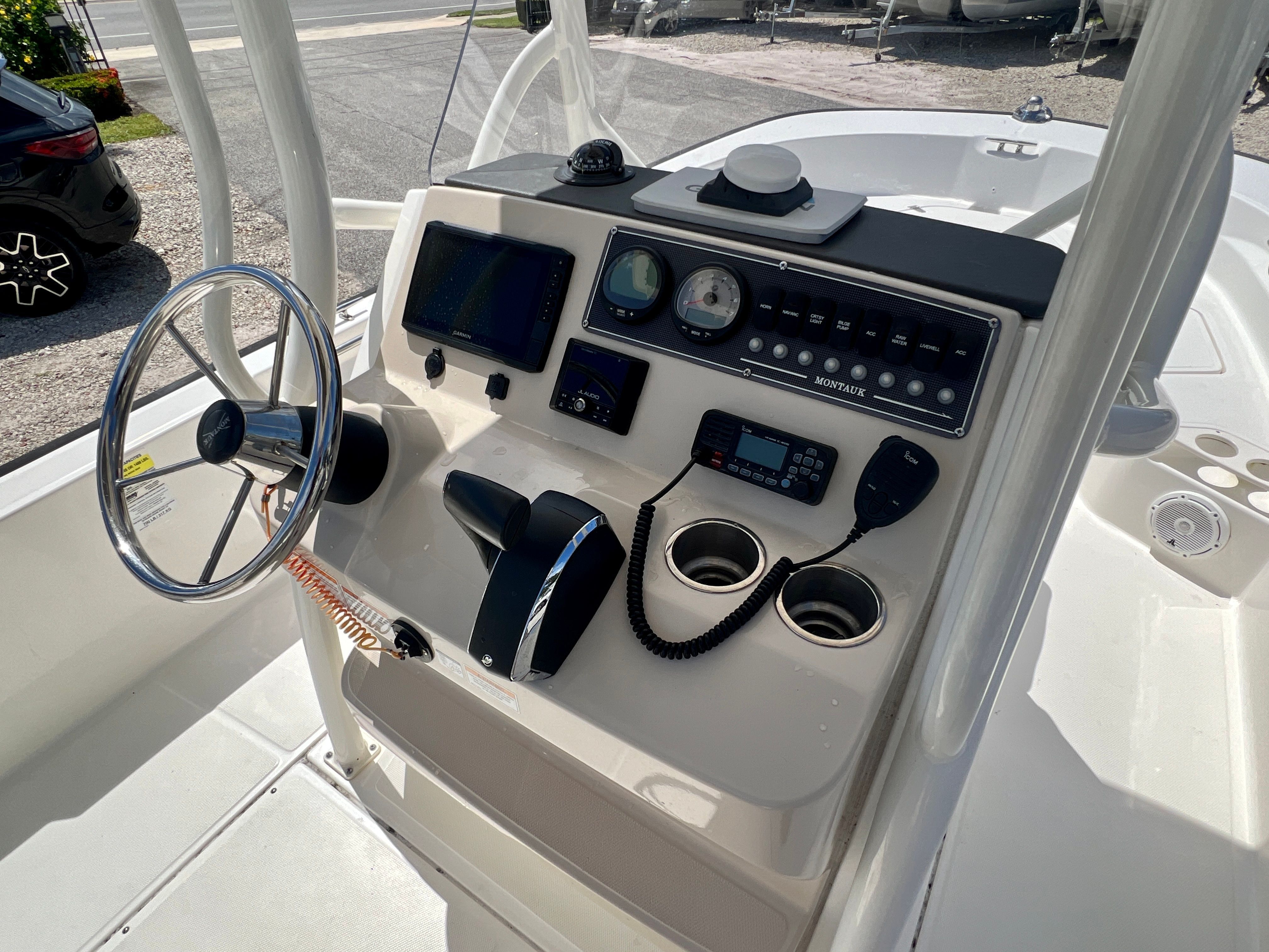 2023 Boston Whaler 210 Montauk - 12