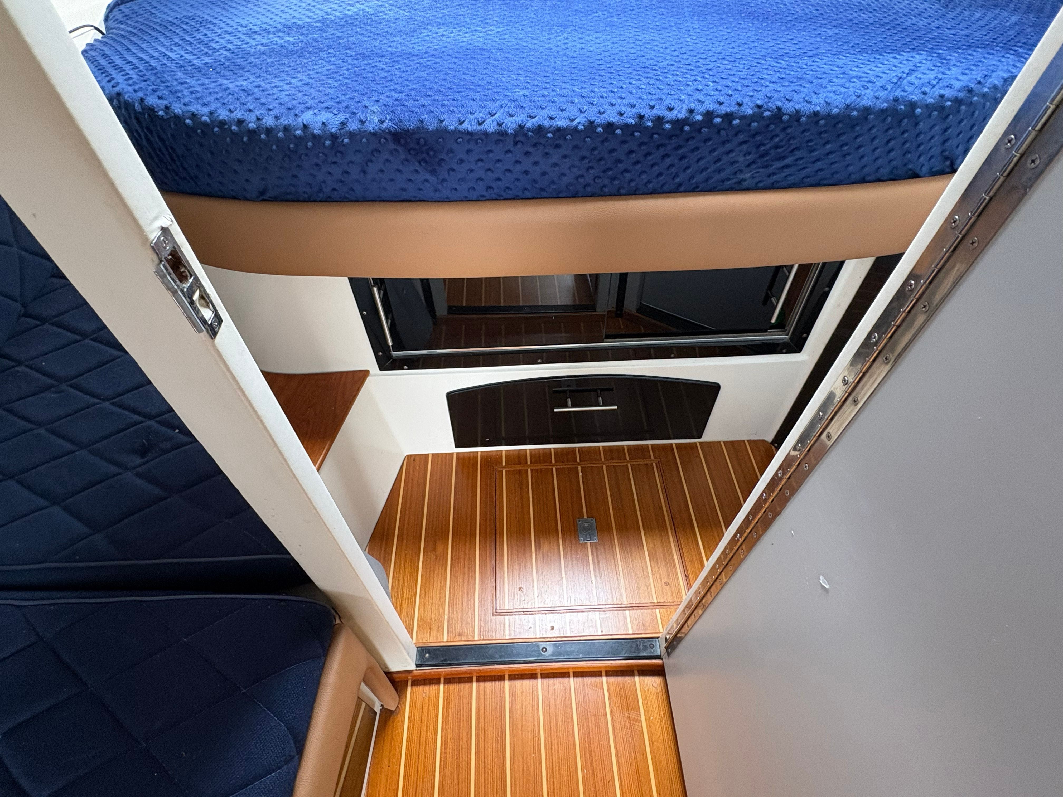 1989 Navigator 336 FlyBridge - 19