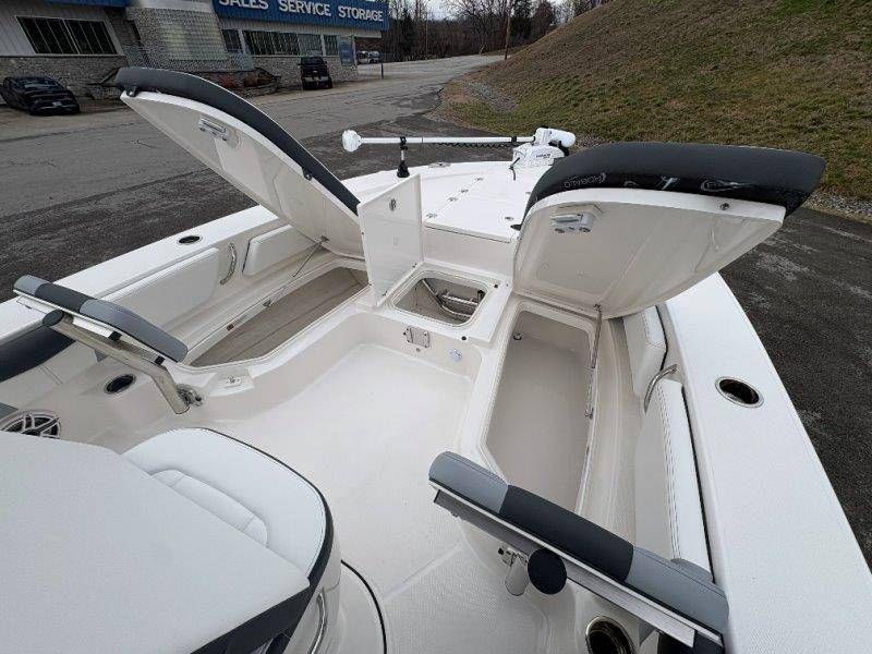 2026 Robalo 246 Cayman - 121