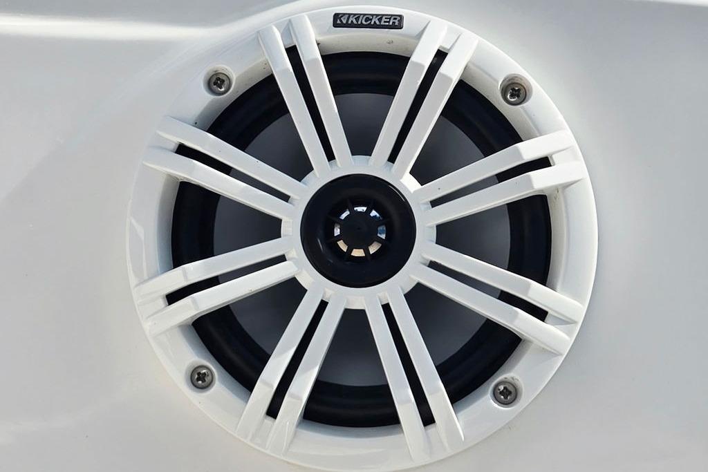 White Kicker speaker on a 2018 Tahoe 450 TS boat.