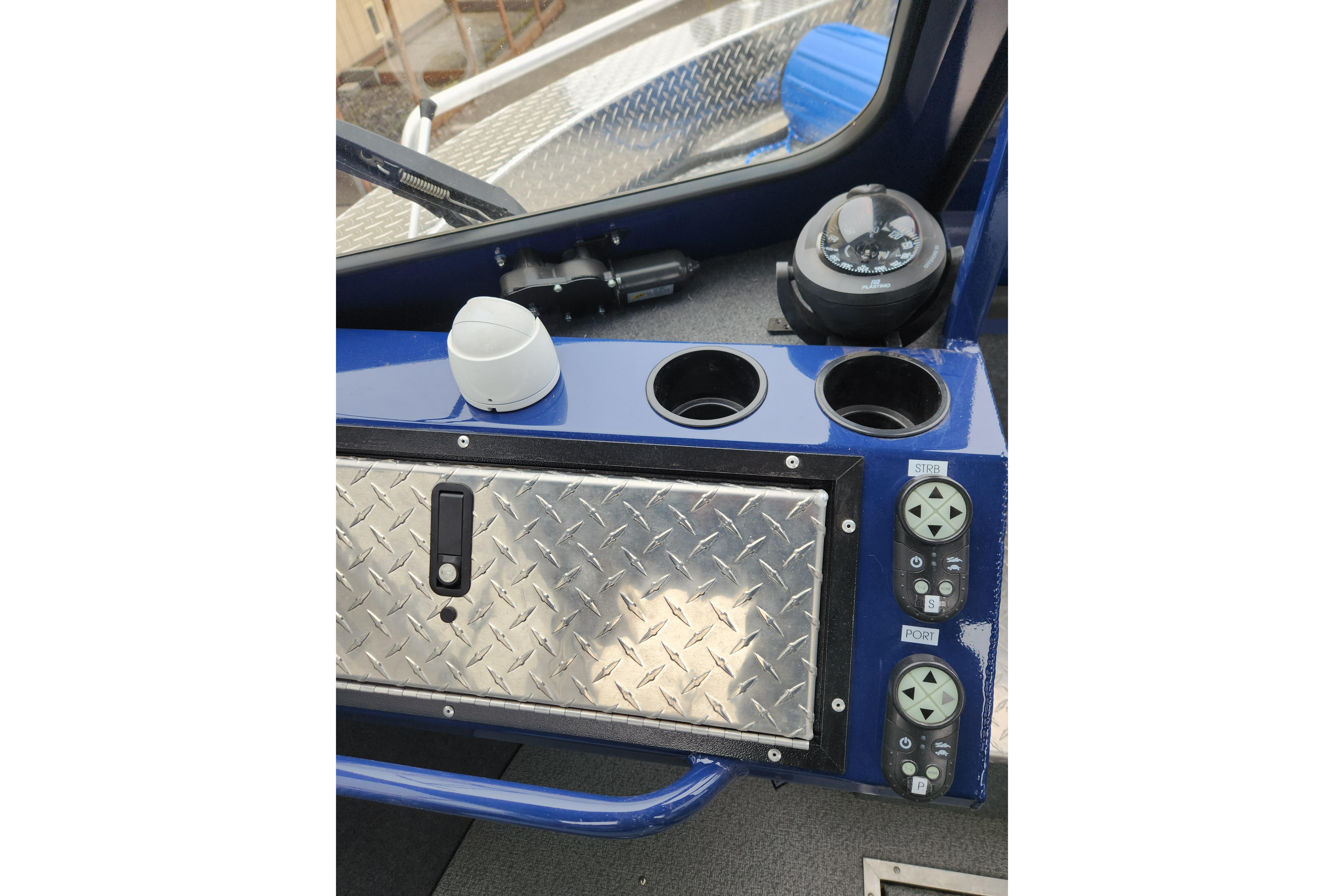 Control panel of 2025 Thunder Jet 21 Chinook OS boat with compass and cup holders.