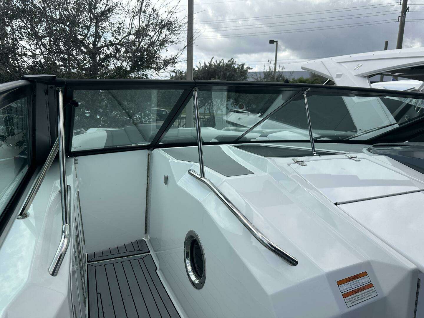 2019 Cruisers Yachts 338 Outboard - Image 17