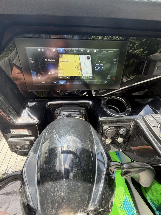 Yamaha 212SD 2022: Helm console with digital display and controls.