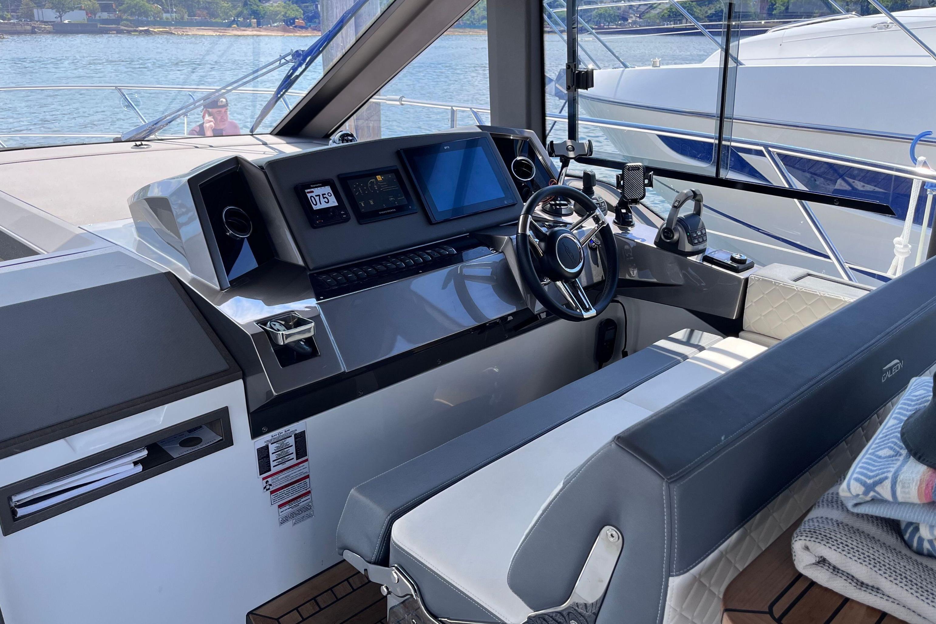 2024 Galeon 425 HTS yacht helm with modern controls and luxurious seating.