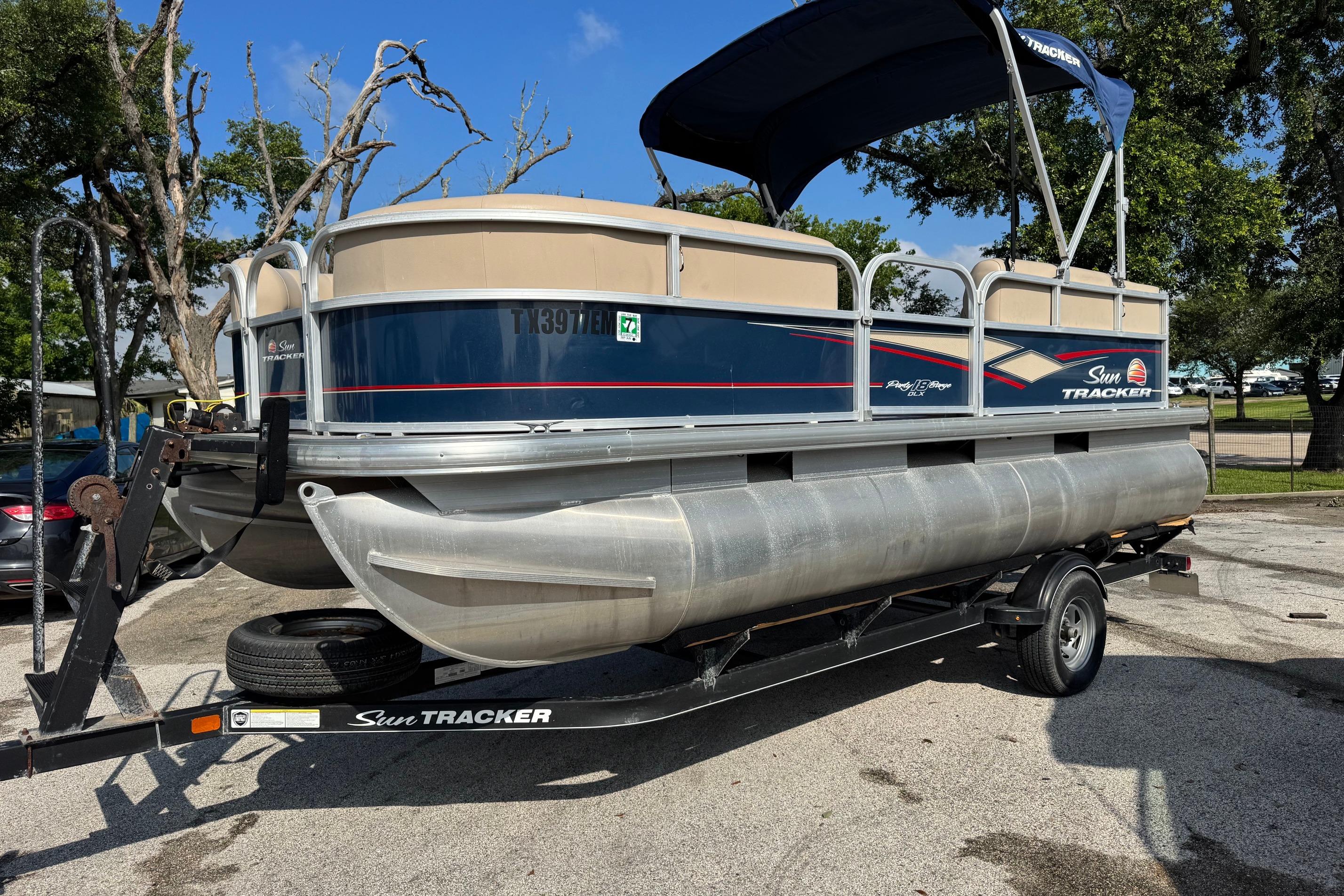 2019 Sun Tracker Party Barge 18 DLX