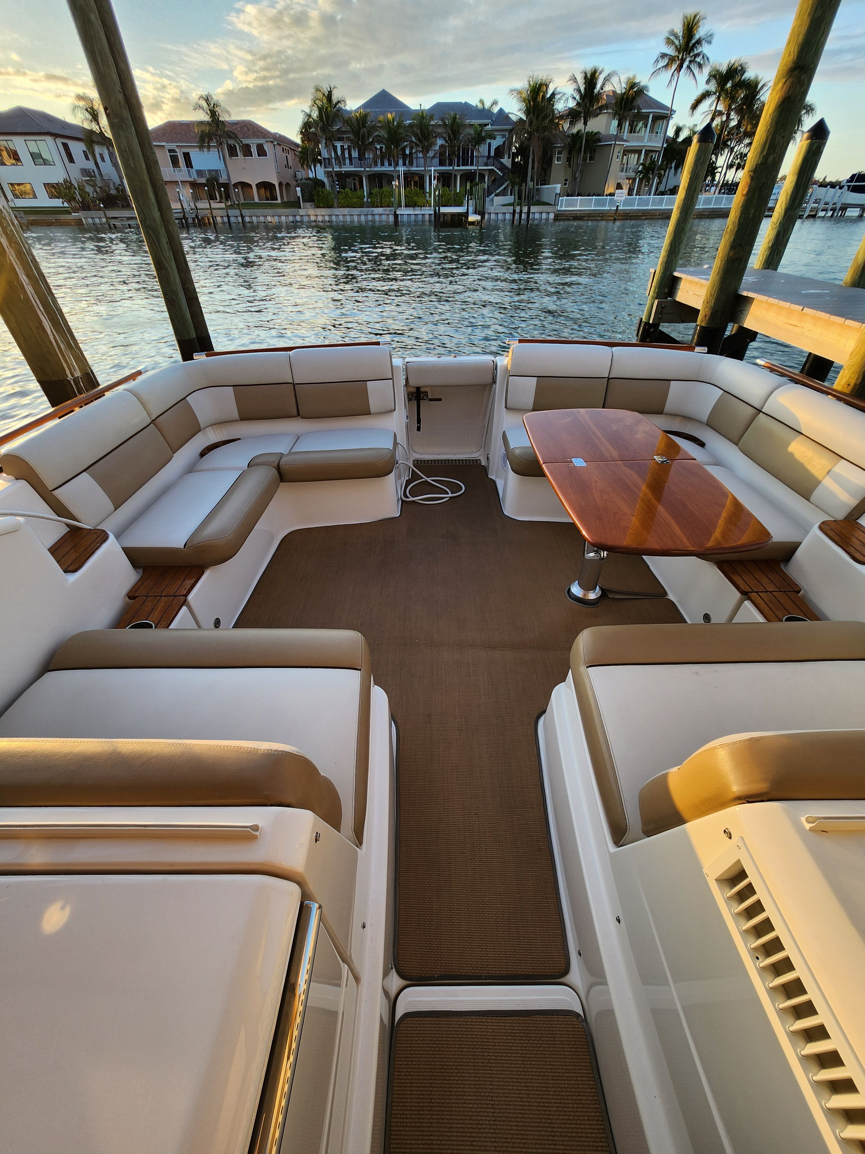 2014 Tiara Yachts 3100 Coronet - 10