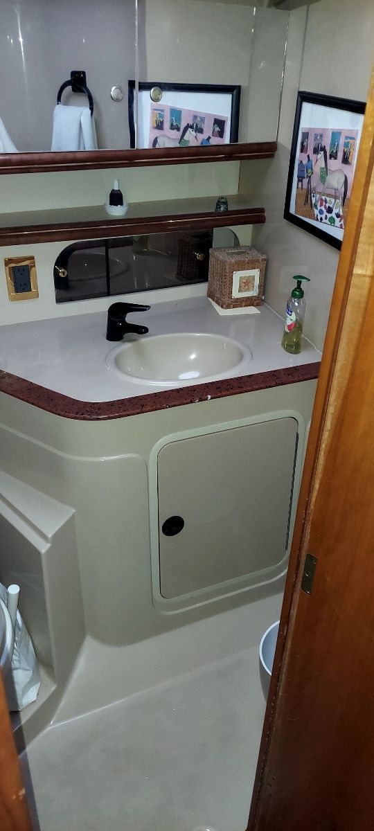 2000 Cruisers Yachts 3575 Express - 14