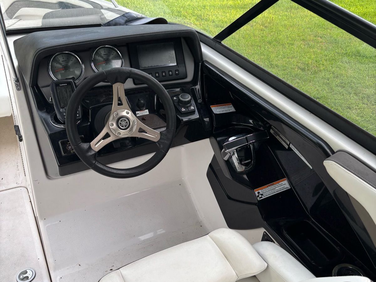 2016 Yamaha Boats 242 - 8