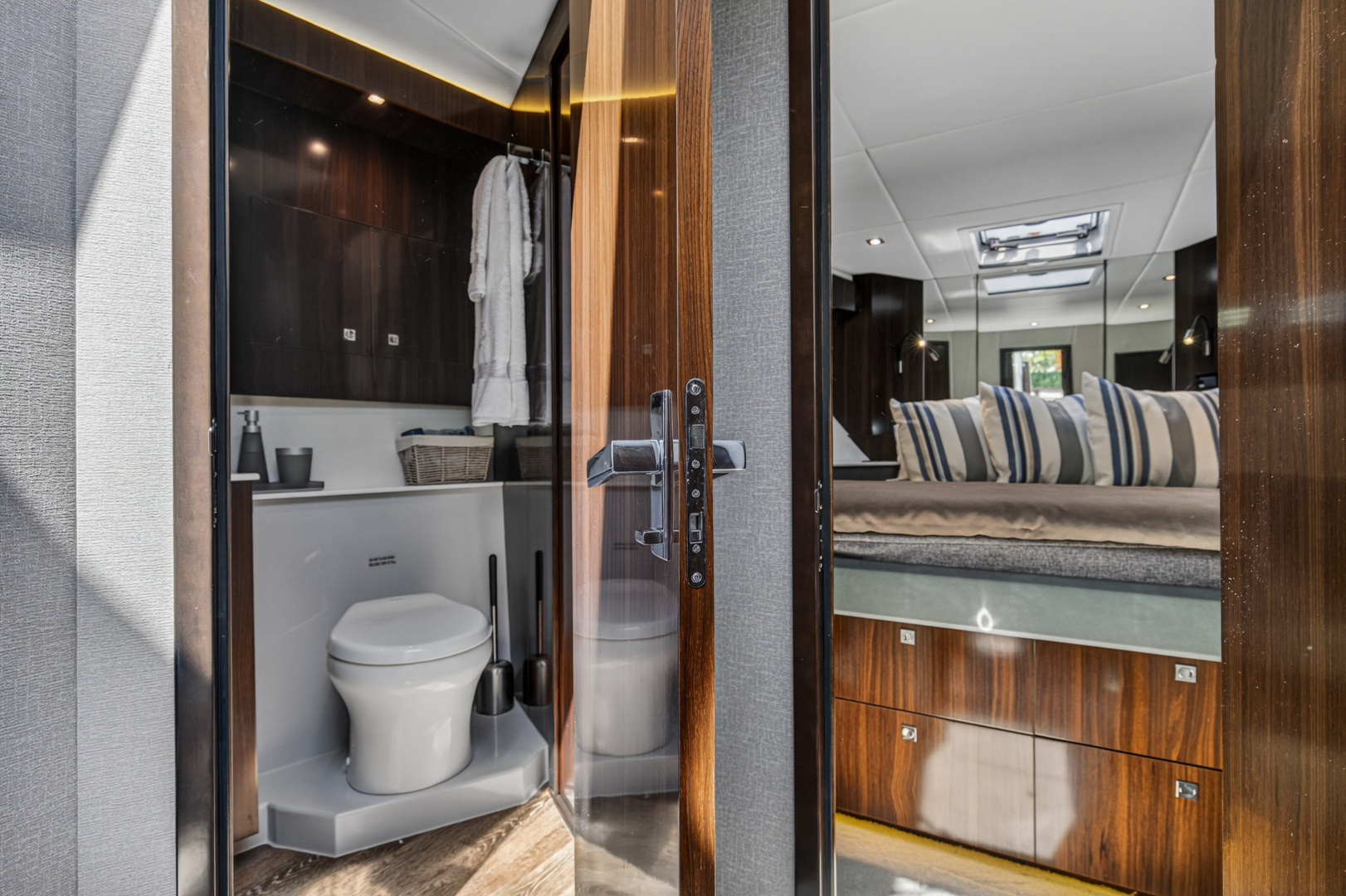 2023 Cruisers Yachts 50 CANTIUS - Image 78