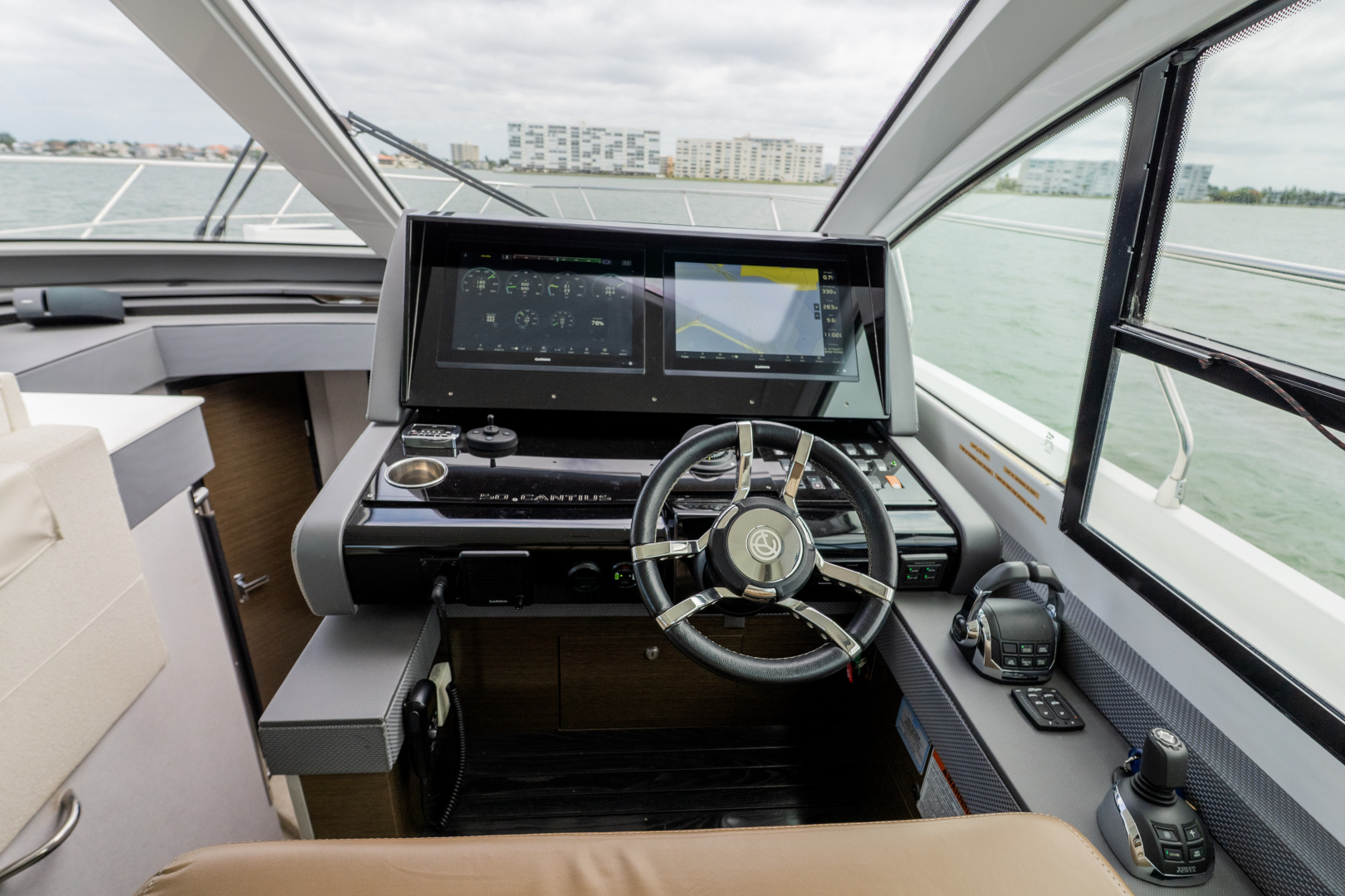 2018 Cruisers Yachts 50 CANTIUS - Image 47