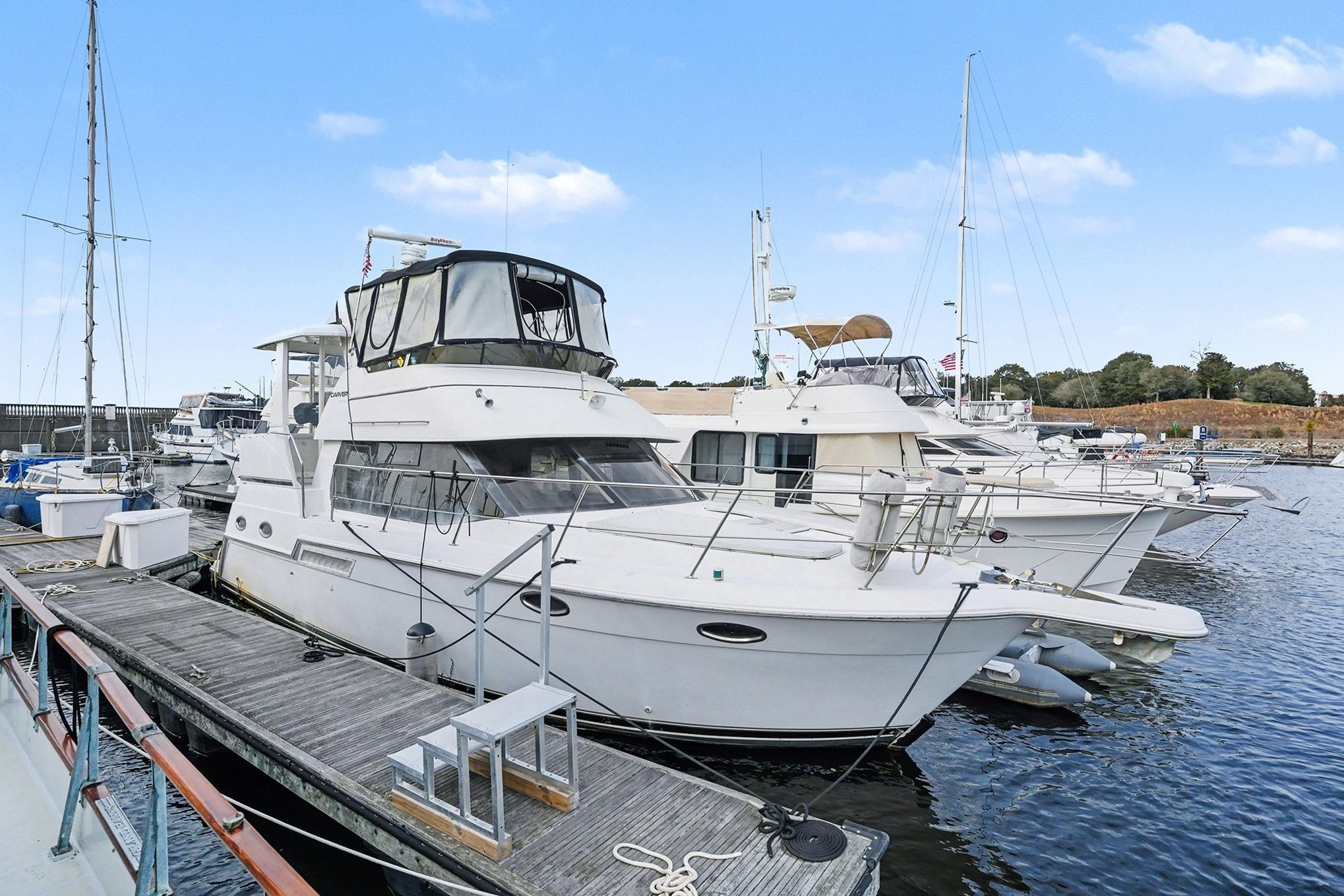 2001 Carver 356 Aft Cabin Motor Yacht