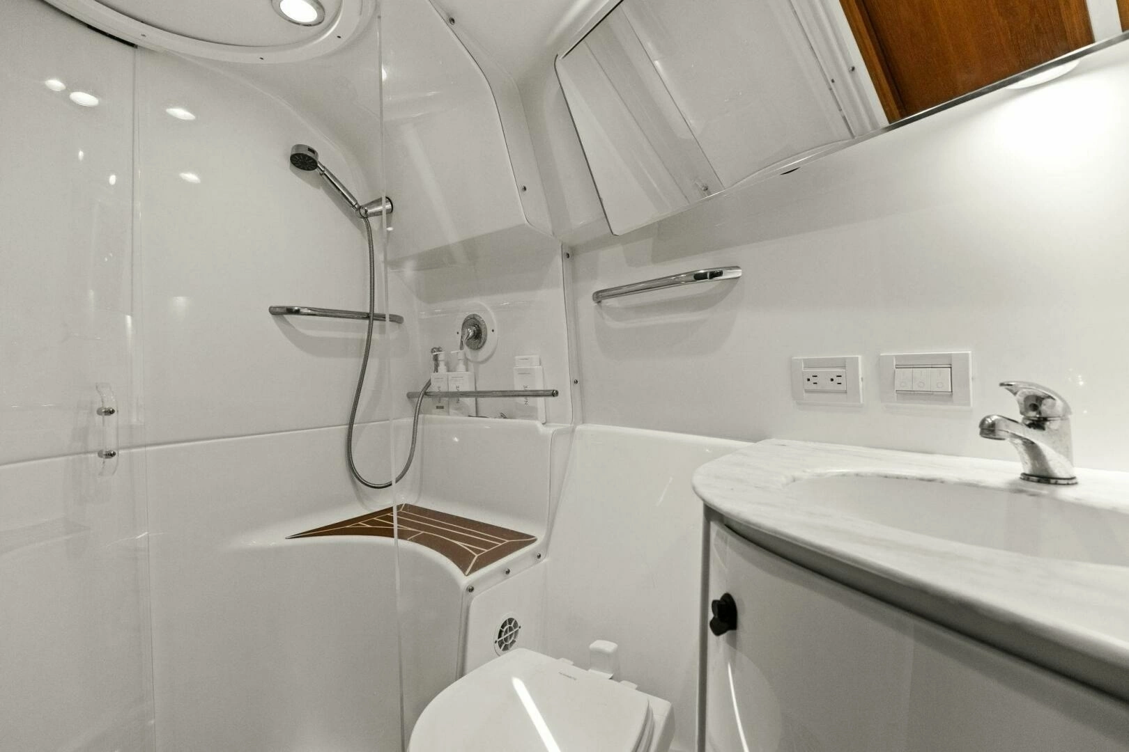 2013 Tiara Yachts 3900 Convertible - Image 24