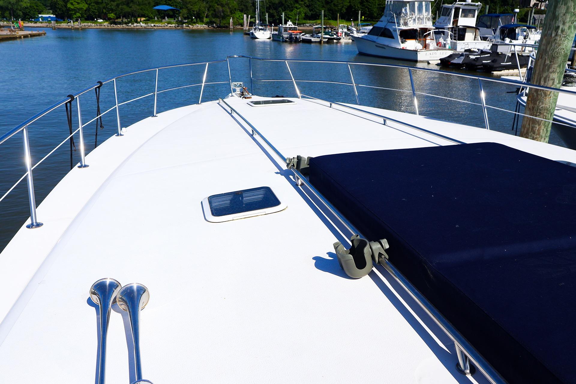 Bow view of 1998 Sea Ray 500 Sundancer yacht docked in a marina.