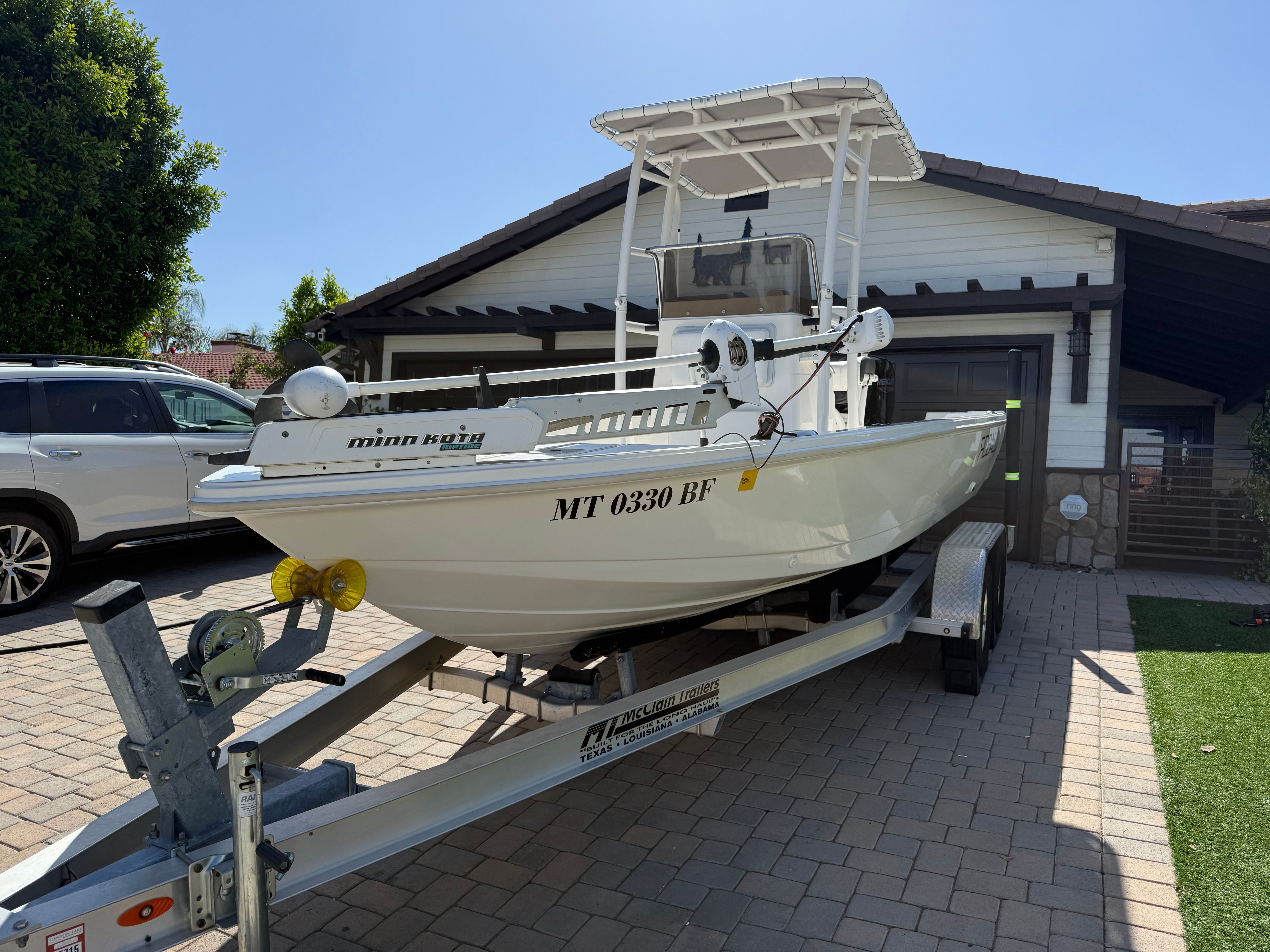1998 Robalo 2100 Bay Hunter on trailer in driveway.