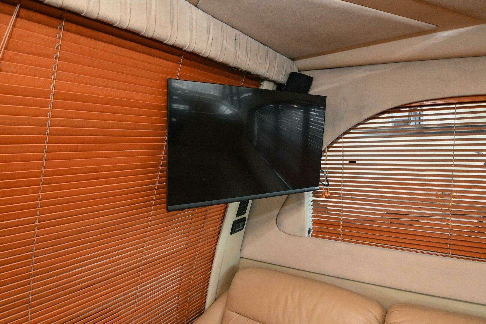2002 Cruisers Yachts 5000 Sedan Sport - Image 25