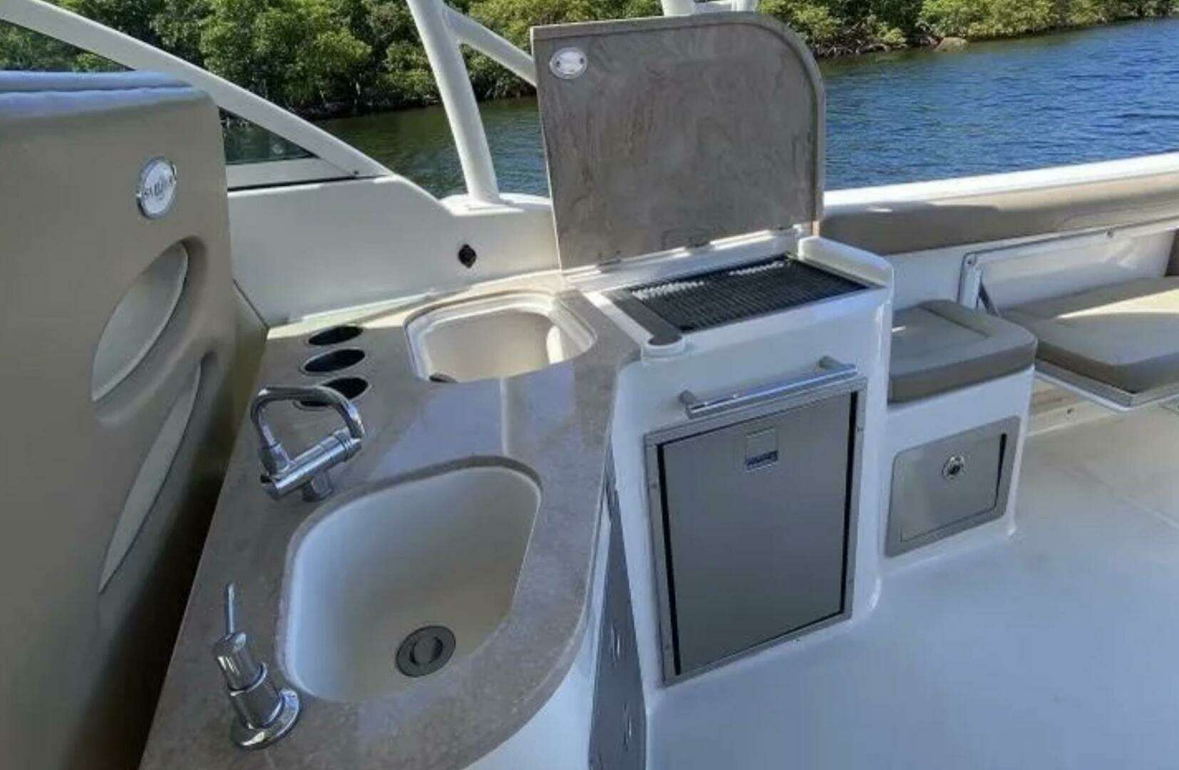 2018 Sailfish 325 DC - Image 8