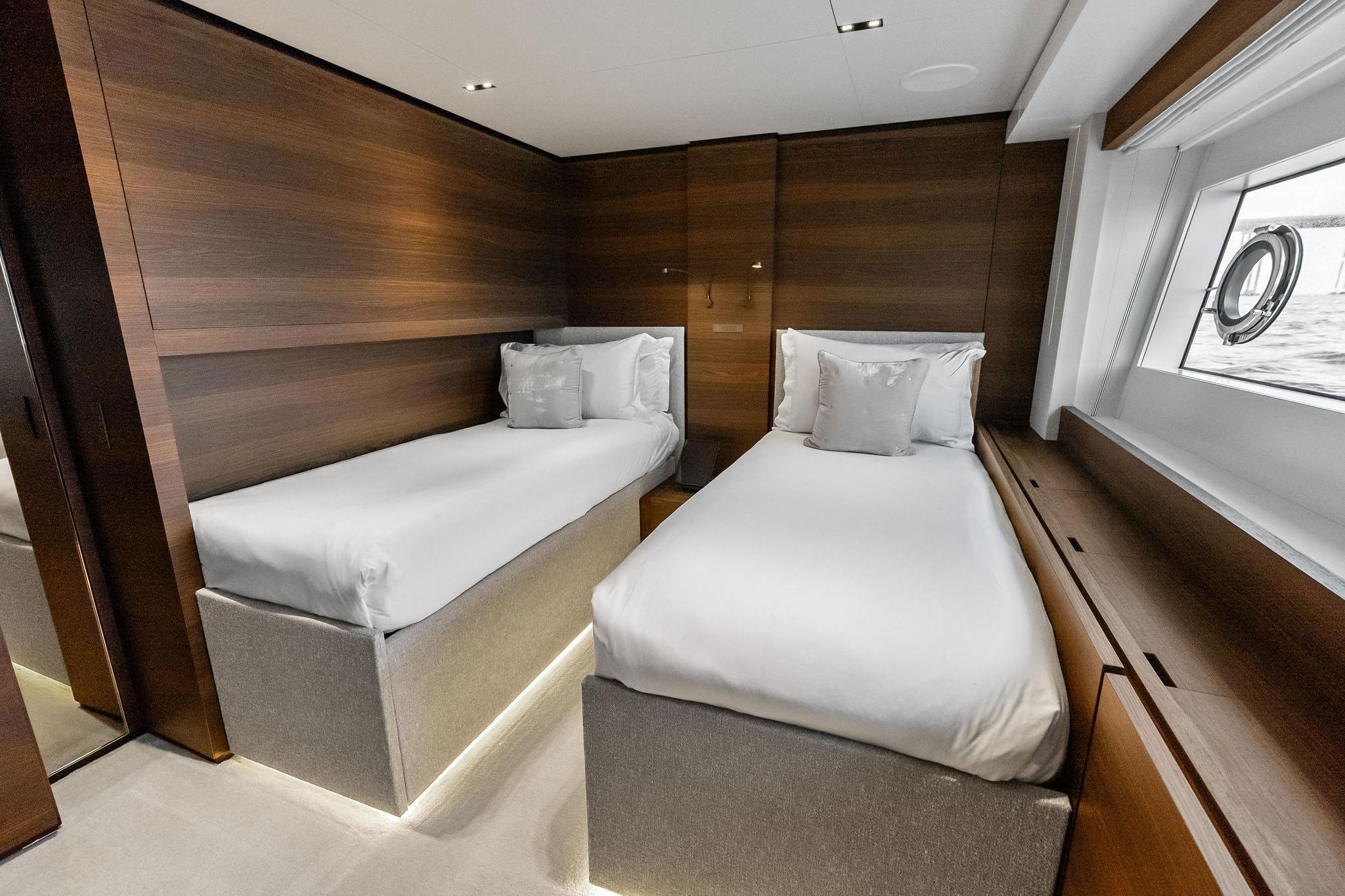 2023 Custom Line Navetta 33 - 110