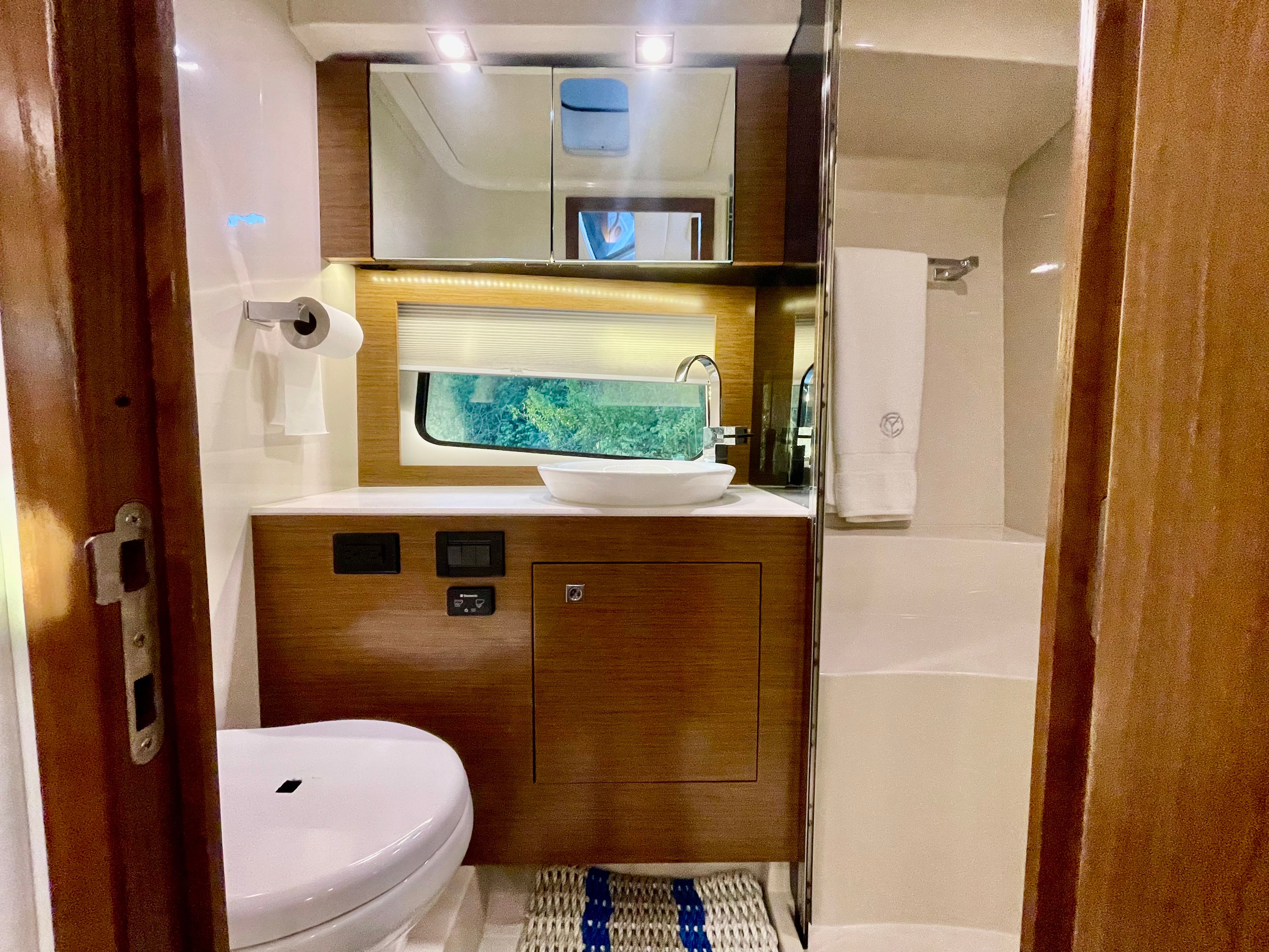 2016 Cruisers Yachts 390 Express Coupe - 36