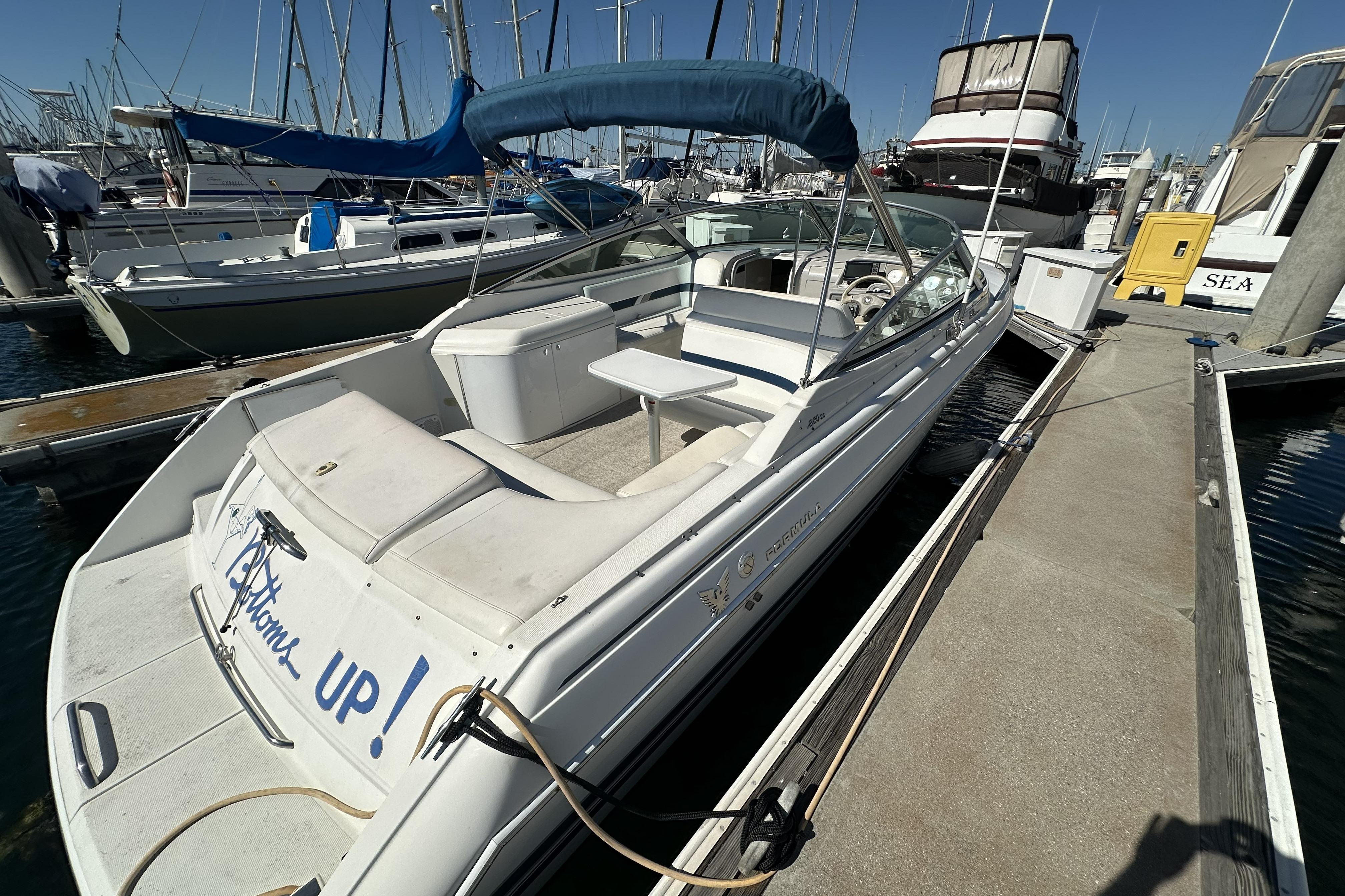 2000 Formula 280 Sun Sport boat docked at marina, featuring sleek design and comfortable seating.