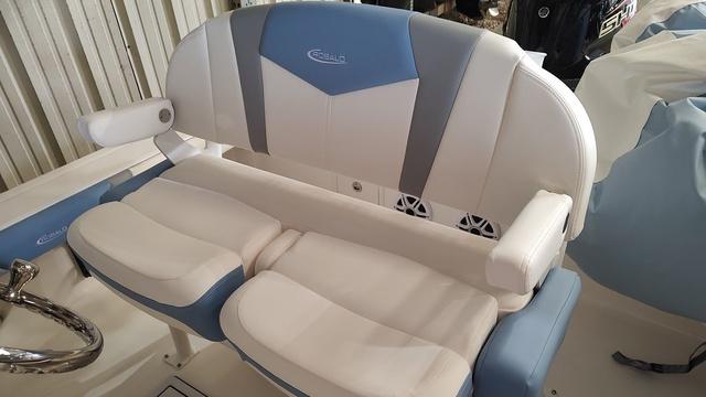 2025 Robalo 226 Cayman - 6