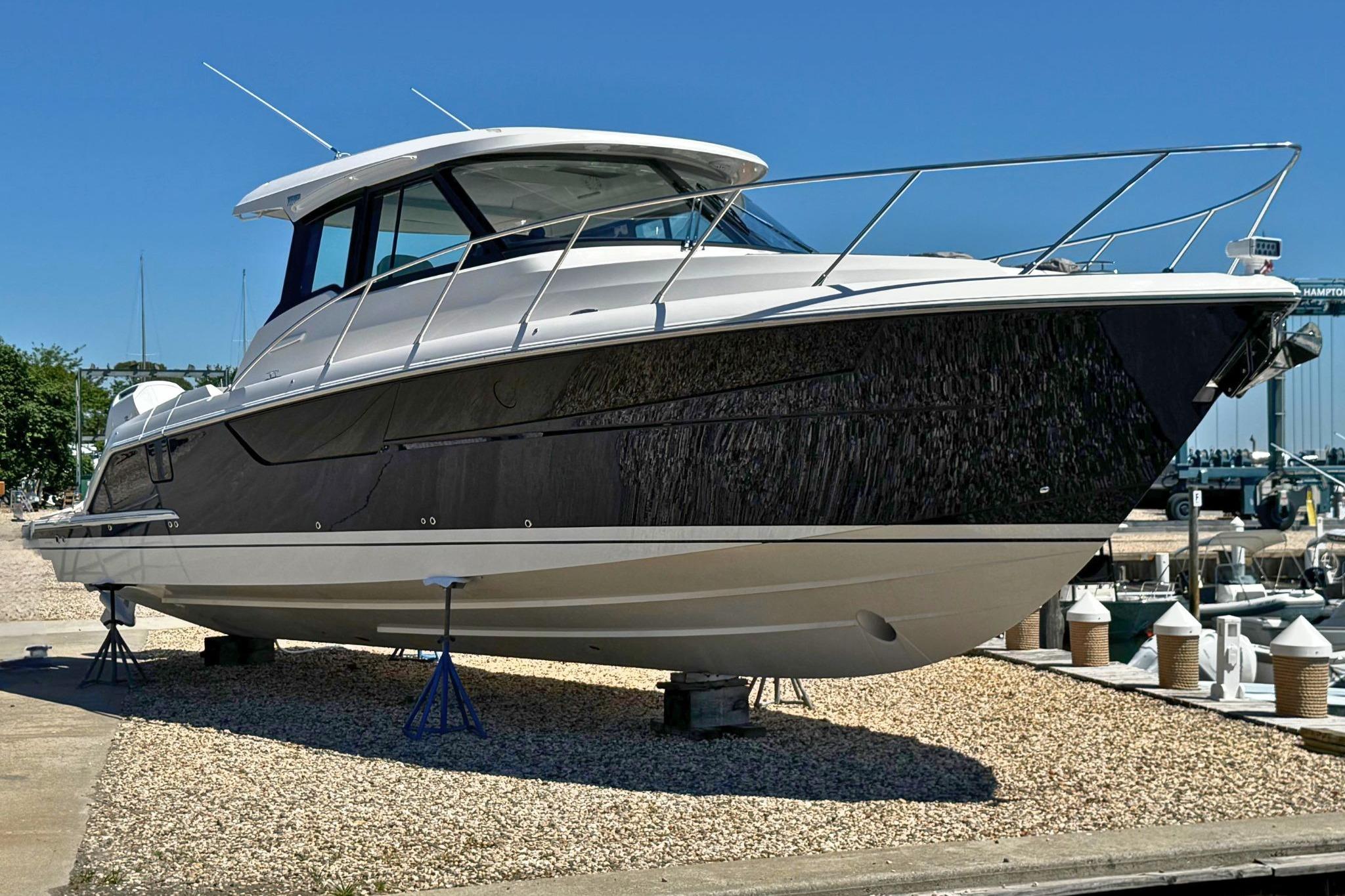2027 Tiara Yachts 39 LE