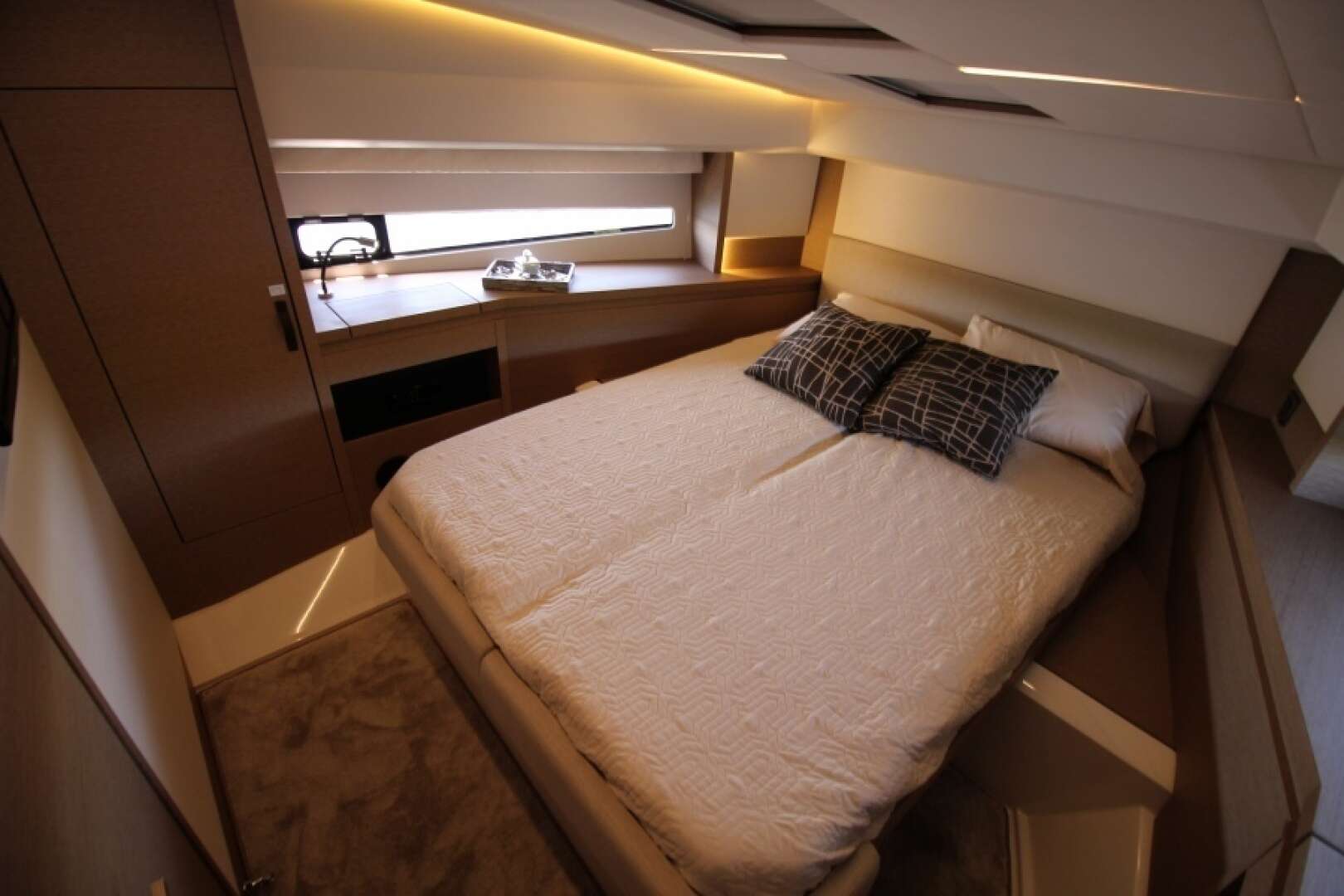 2018 Prestige 460 - Image 25