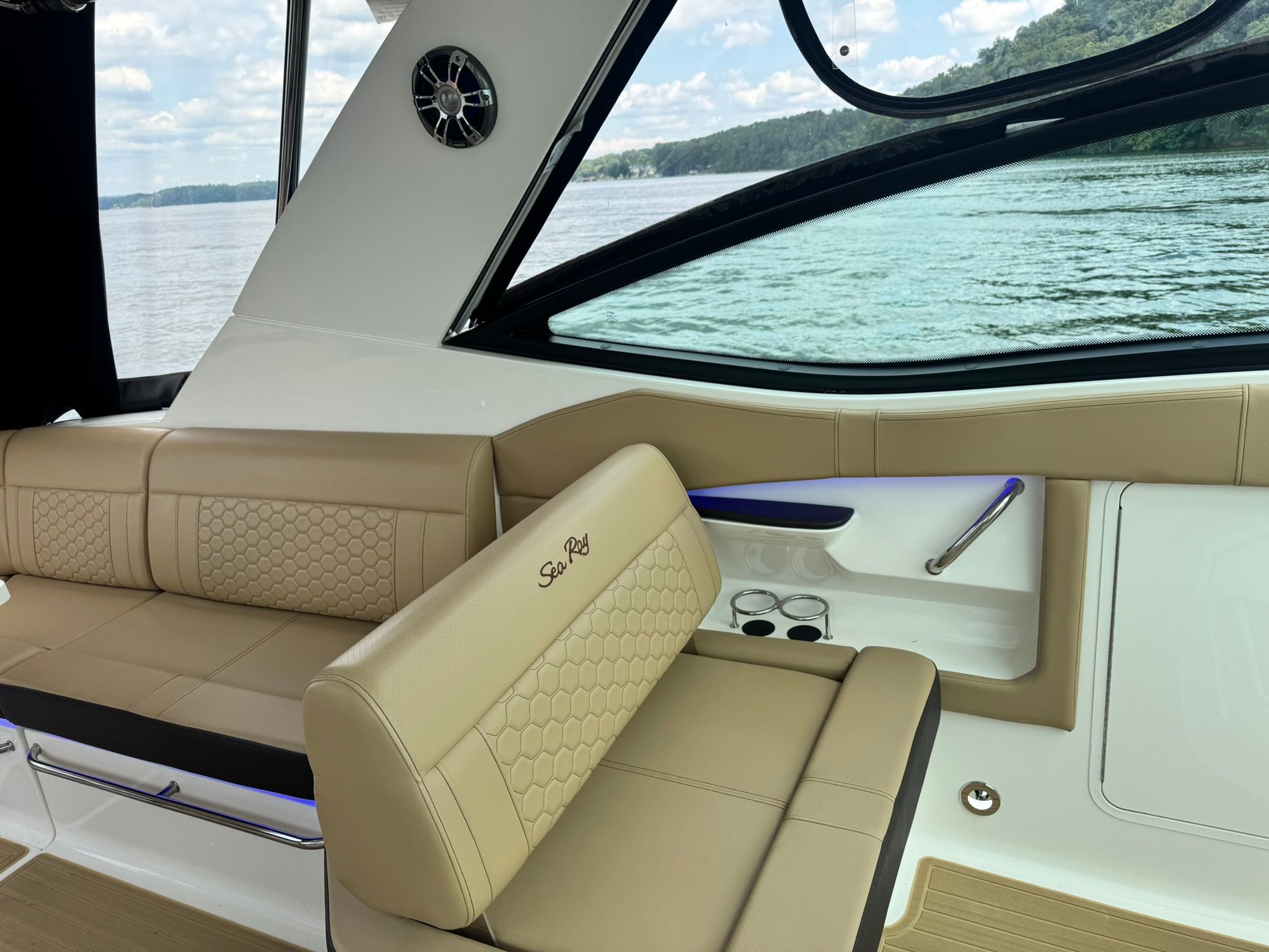 2023 Sea Ray DA320 Coupe - 8