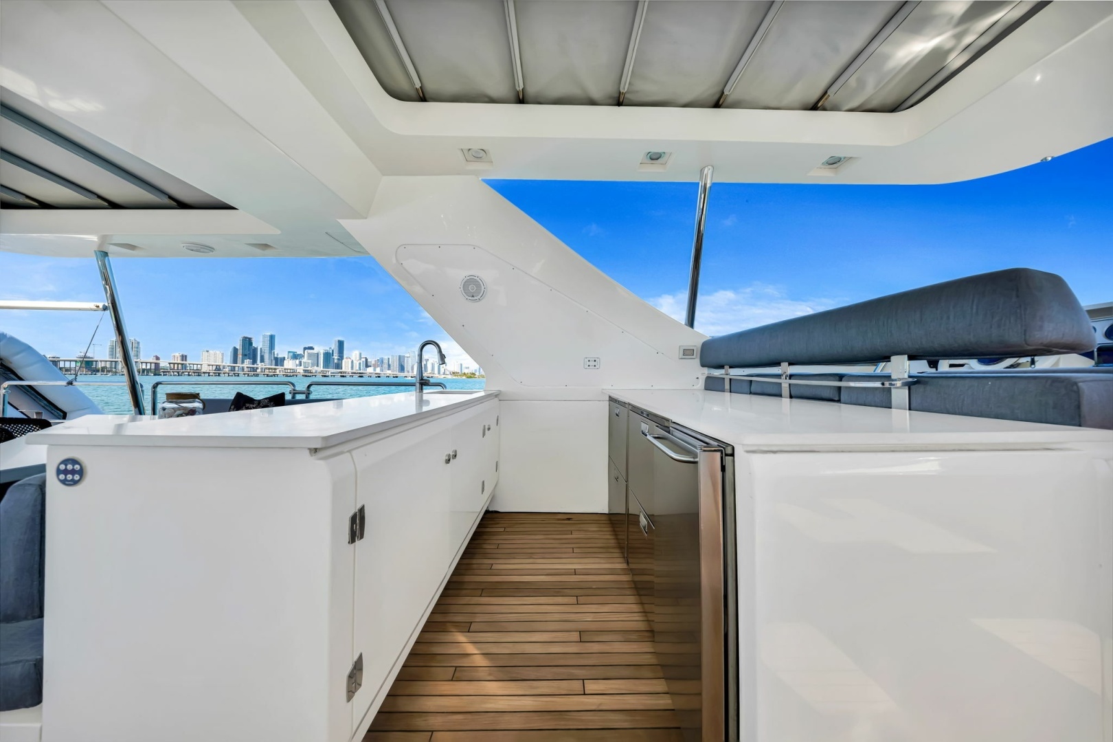 2005 Azimut 105 - Image 29