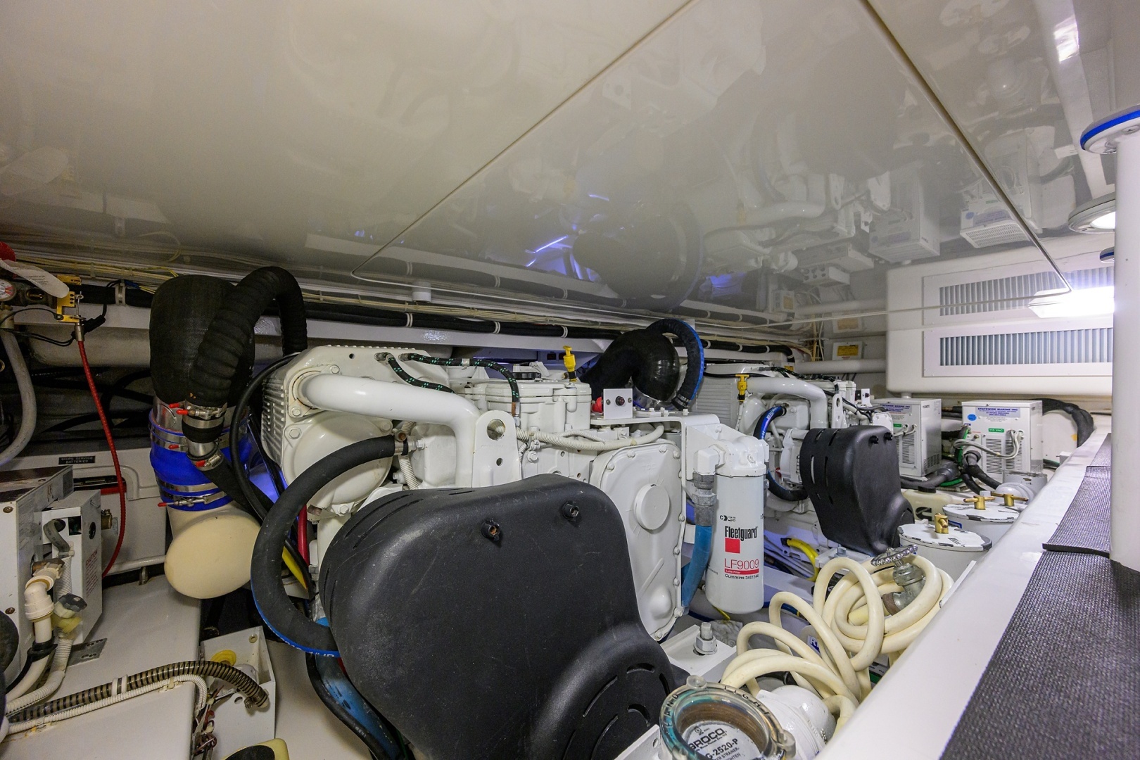 2015 Viking 42 Convertible - Image 43