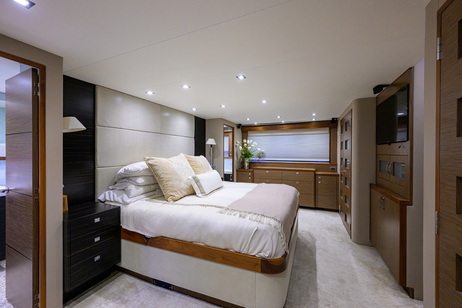 2013 Hatteras 80 Motor Yacht - Image 20