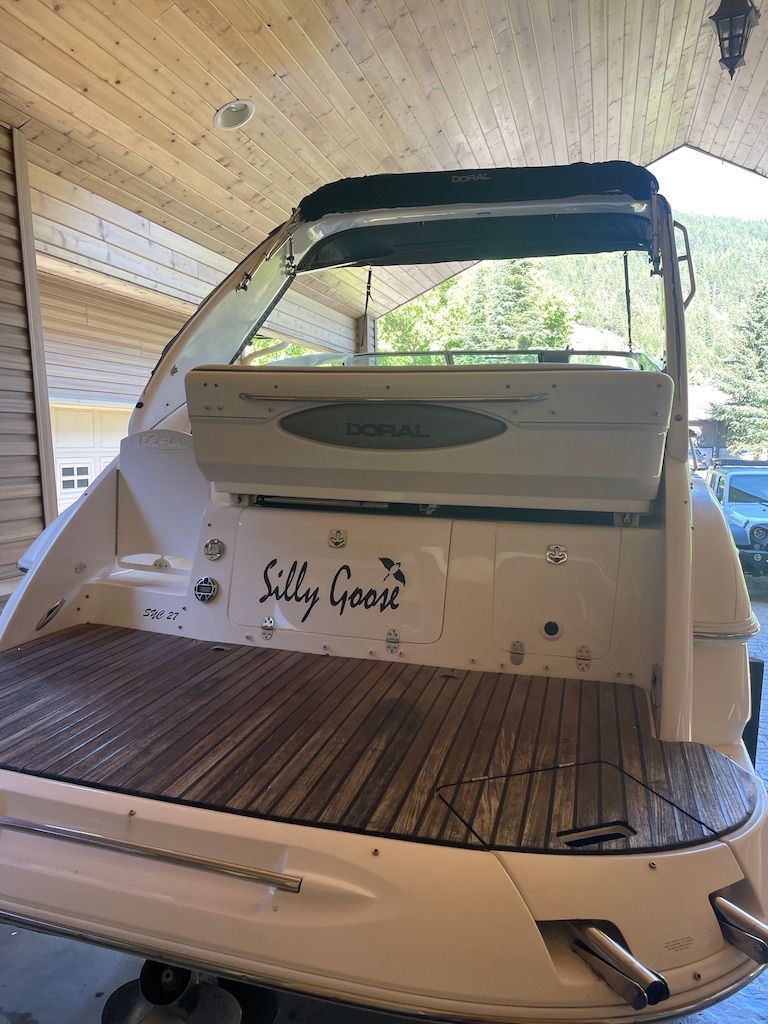 The image shows the stern of a 2007 Doral Monticello boat with a wooden deck.
