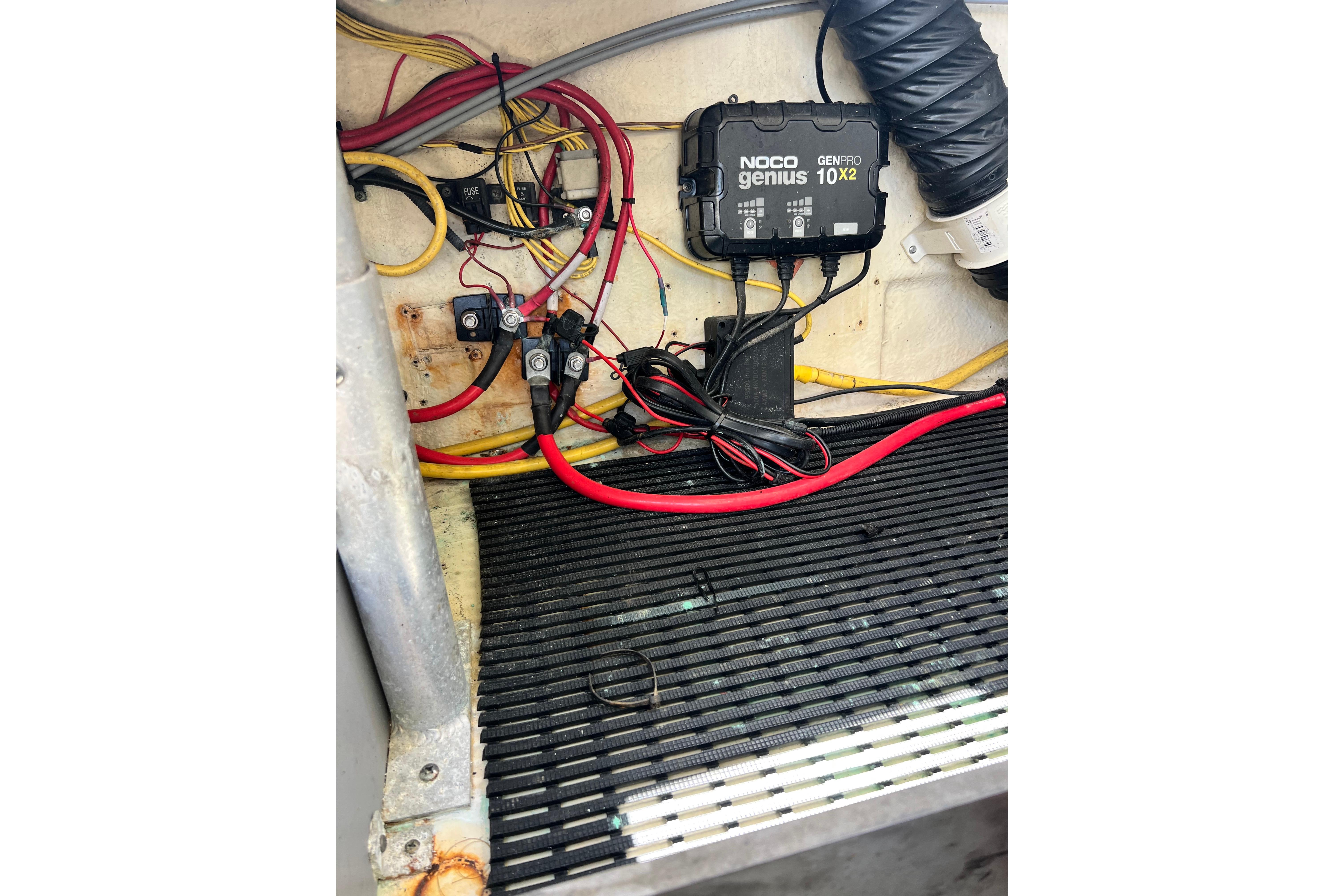 Electrical wiring and NOCO Genius charger in a 2015 Monterey 268SS Super Sport boat.