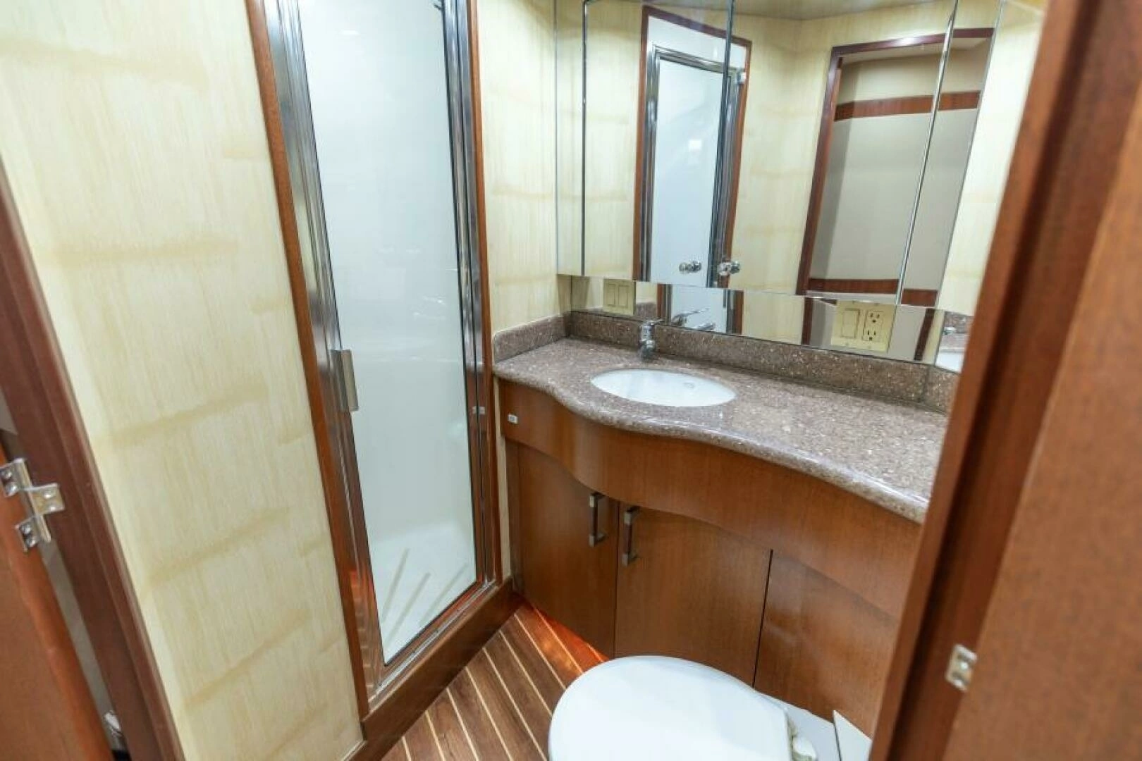 2008 Hatteras 60 Convertible - Image 17