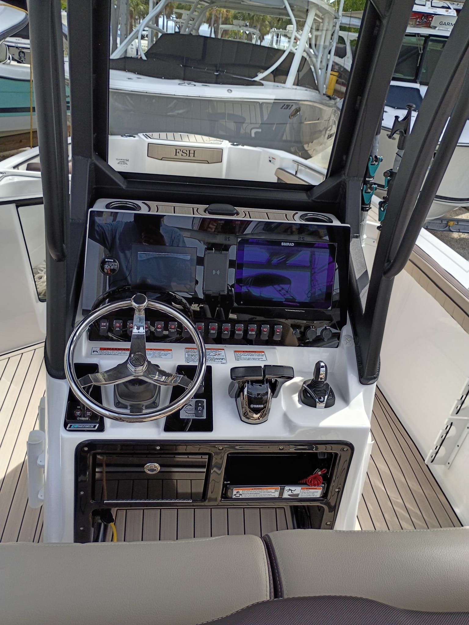2025 Yamaha Boats 255 FSH Sport H - 2
