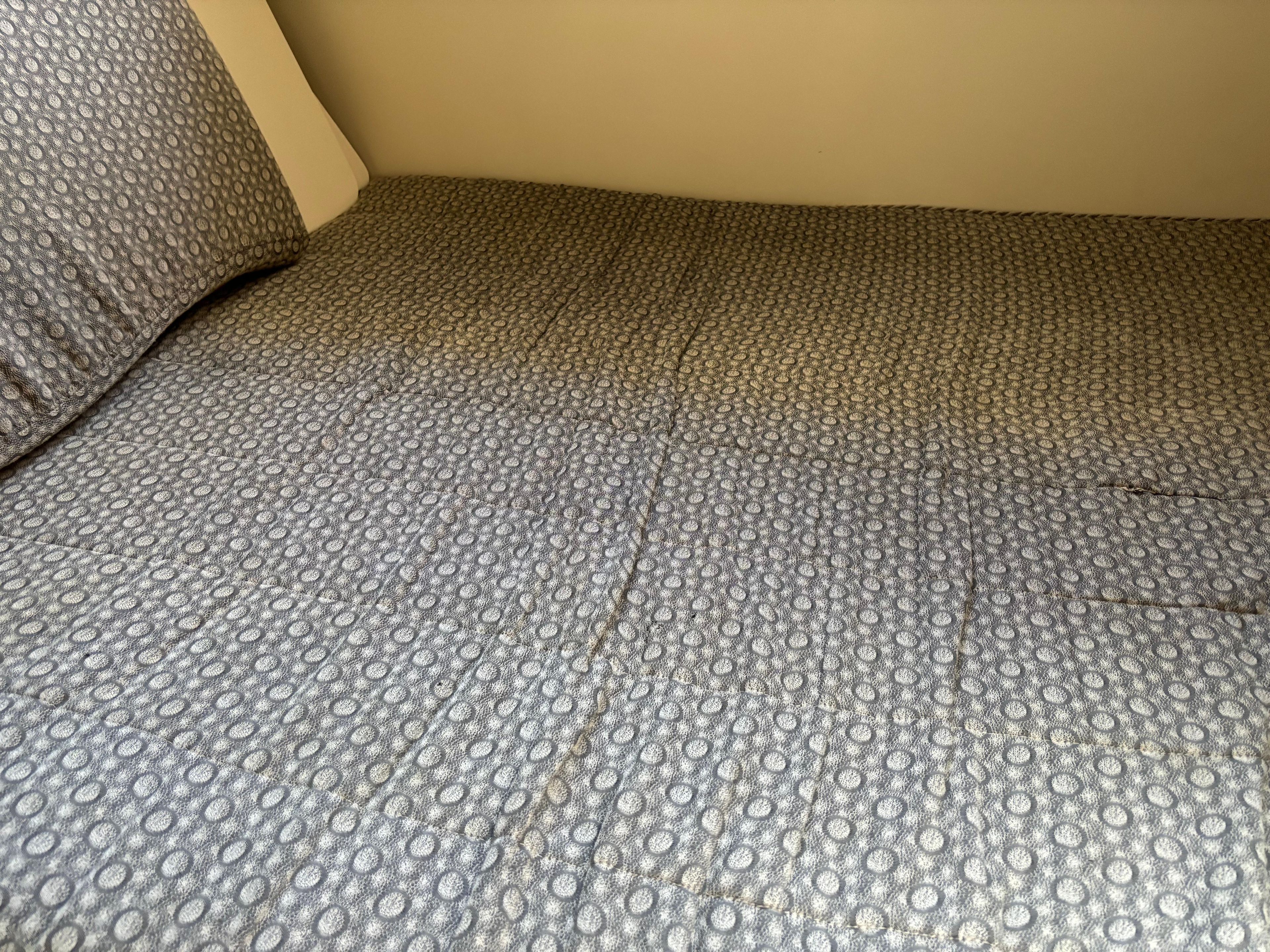 2004 Maxum 2900 SCR cabin bed with patterned bedding.