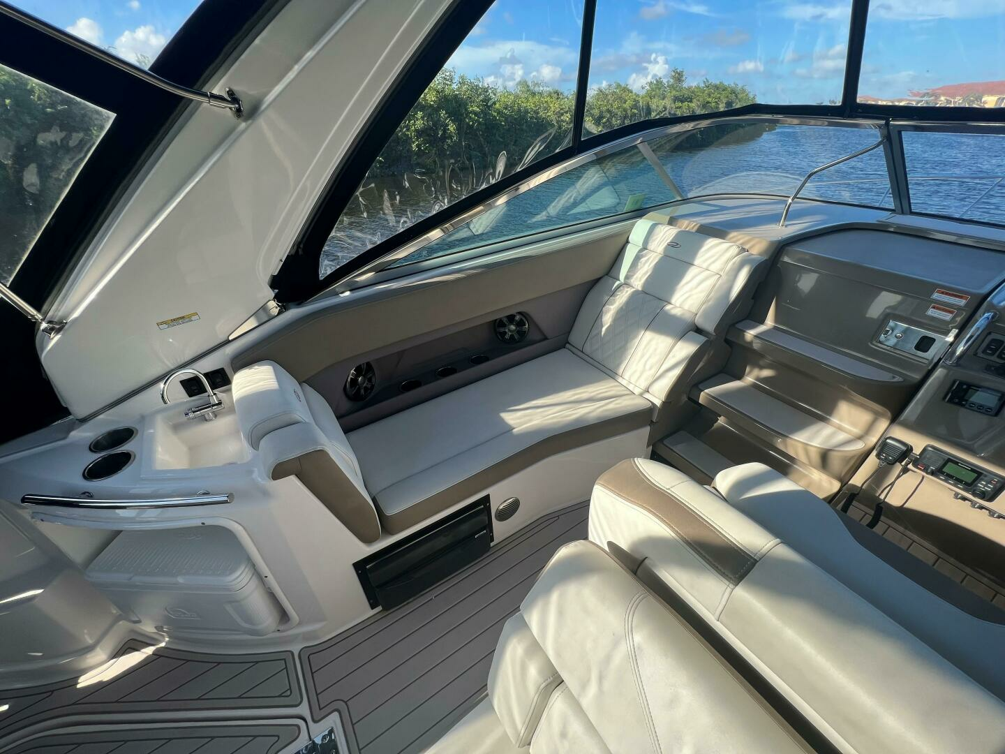 2018 Regal 28 Express - Image 6