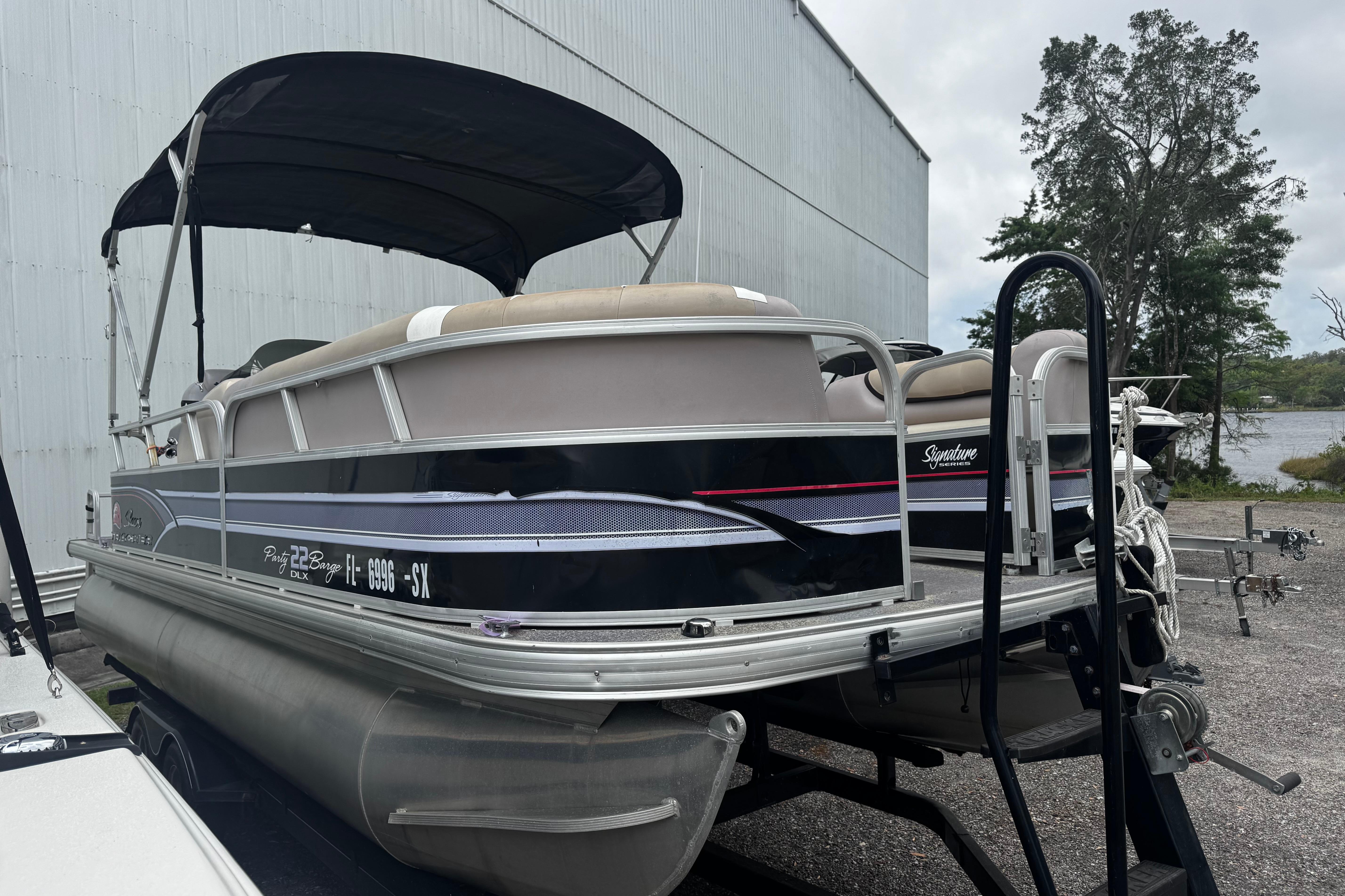 2015 Sun Tracker Party Barge 22 DLX