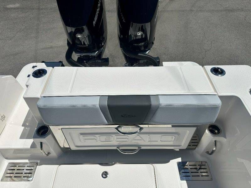 2026 Robalo R300 Center Console - 34