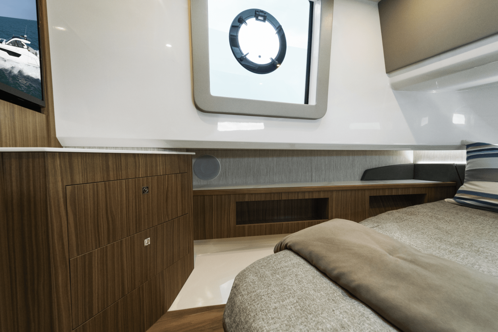 2026 Cruisers Yachts 50GLS OB - Image 45