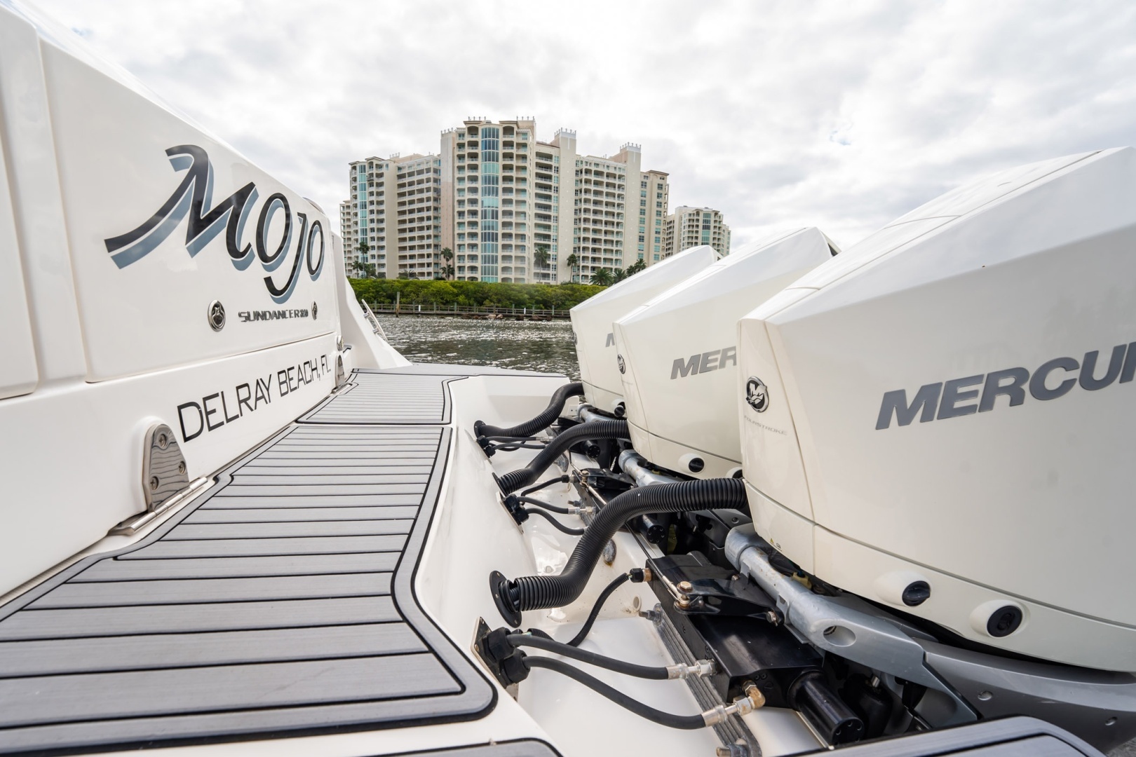 2021 Sea Ray Sundancer 320 Outboard - Image 11