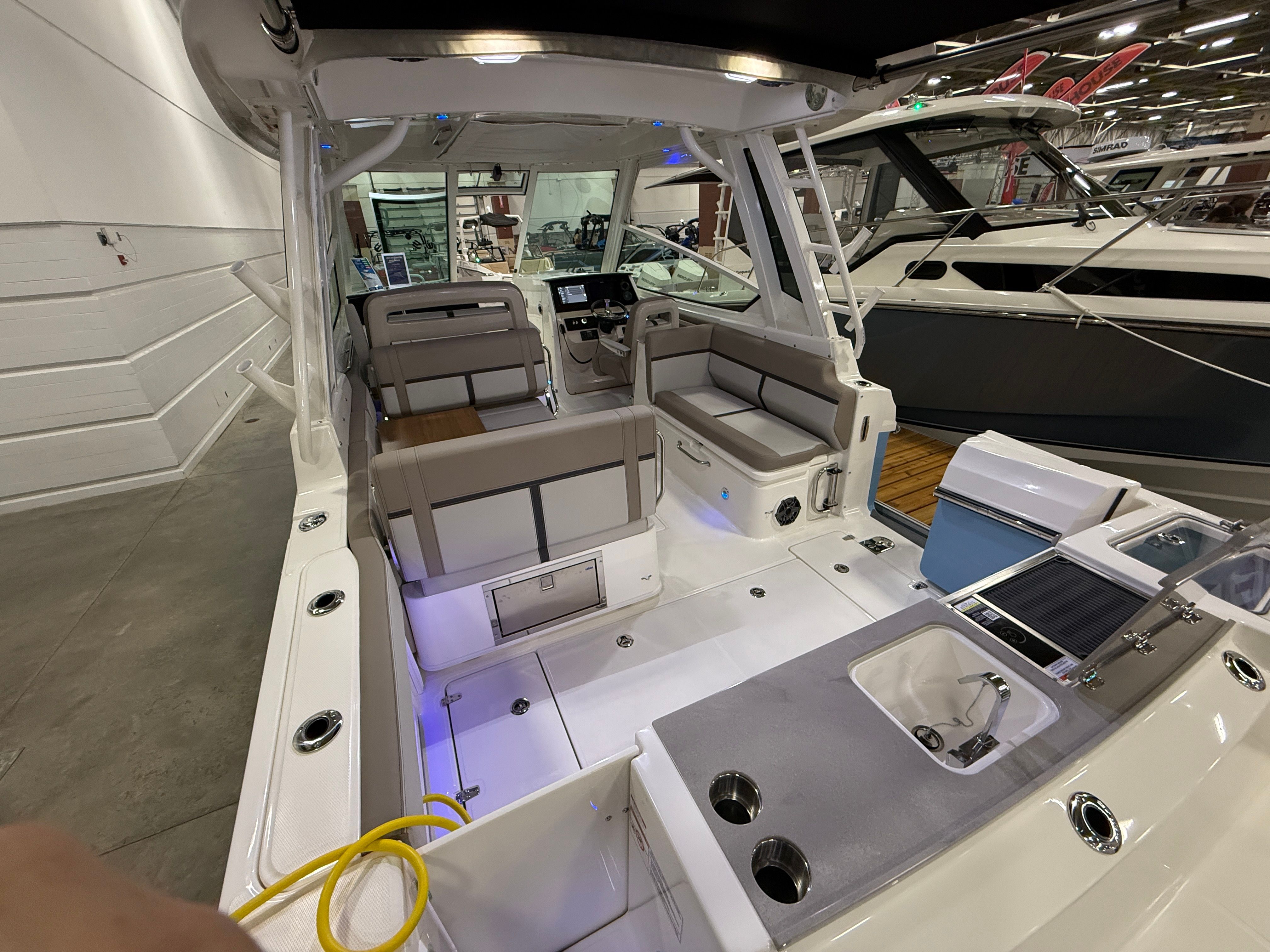 2026 Boston Whaler 330 Vantage - 60