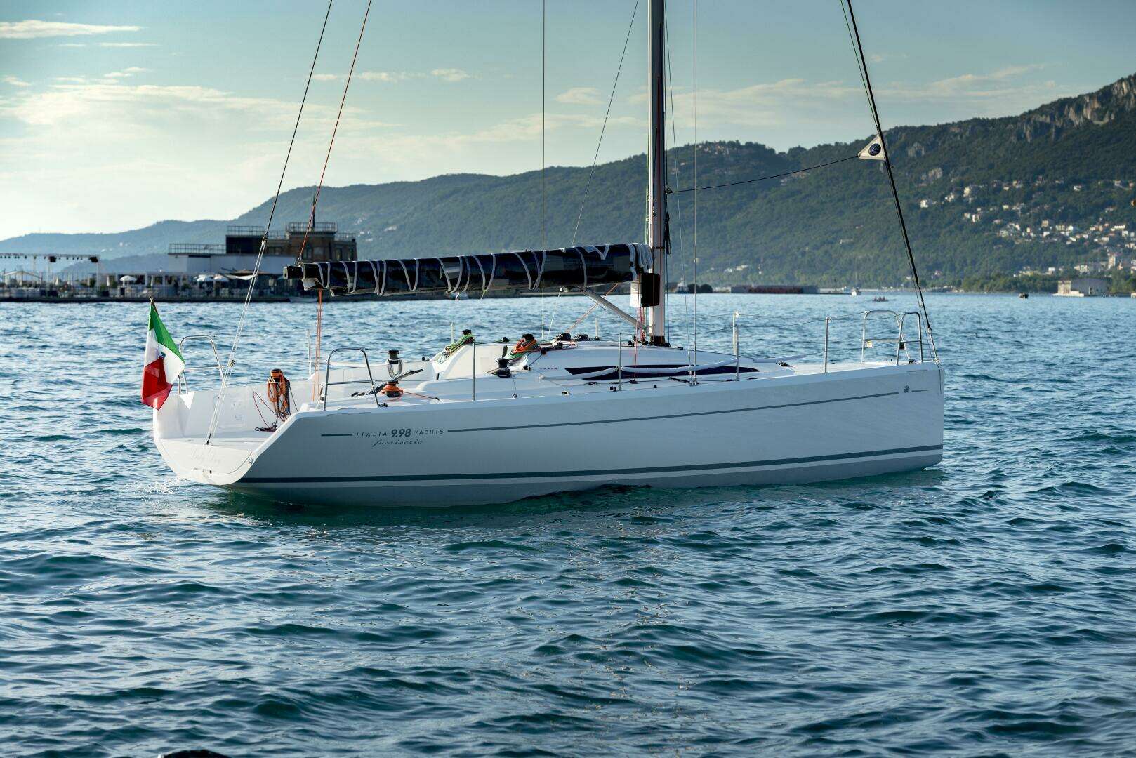 2026 Italia Yachts 9.98 - Image 2