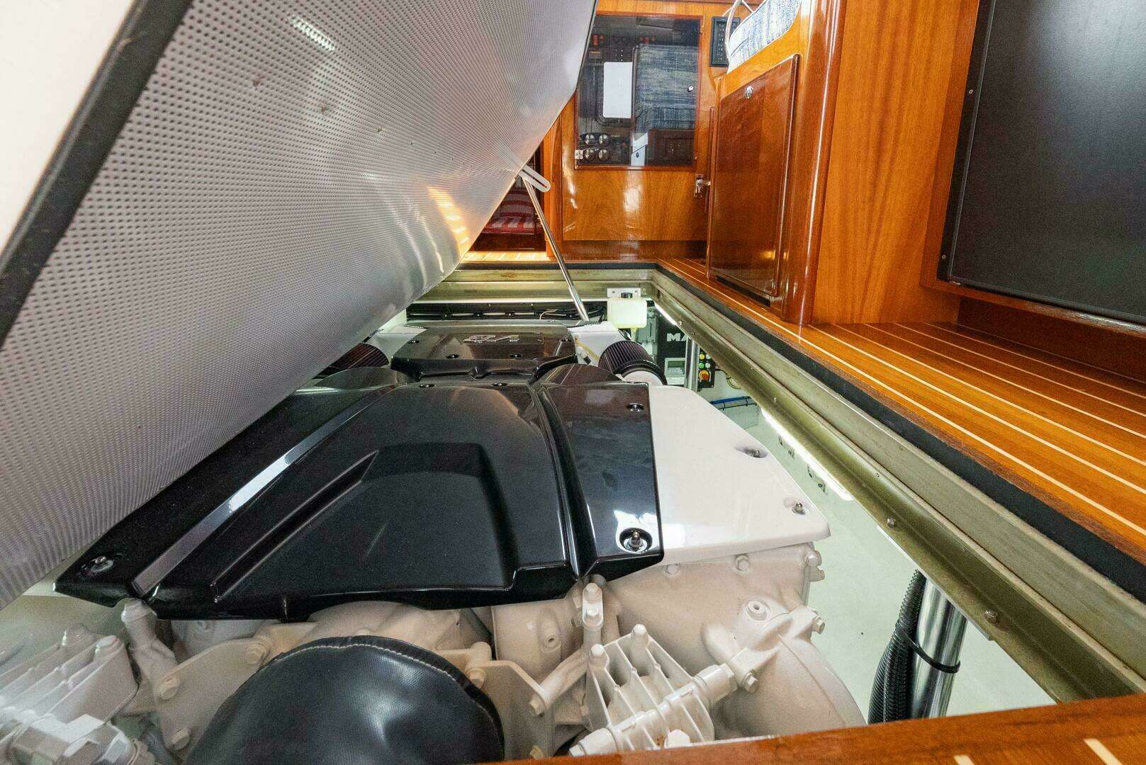 2019 Lowell Flybridge - Image 22